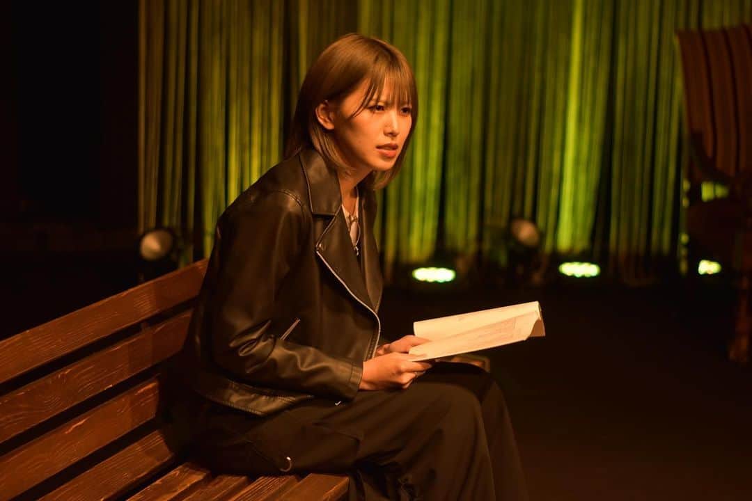 原あやののインスタグラム：「配信でmeaningの話して思い出した！！！！未公開写真もらったんだった！！！！！  今週は二本も観劇に行けて楽しかったなあ！^_^  #シンガーソングライター#アコギ#ギター#musican#singersongwriter#音楽#邦ロック女子#anime#アニメ好き#ビール#ビール女子#フィルム#film#ウルフカット#ショートカット#燕女子#高身長女子#japanesegirl#instagood」