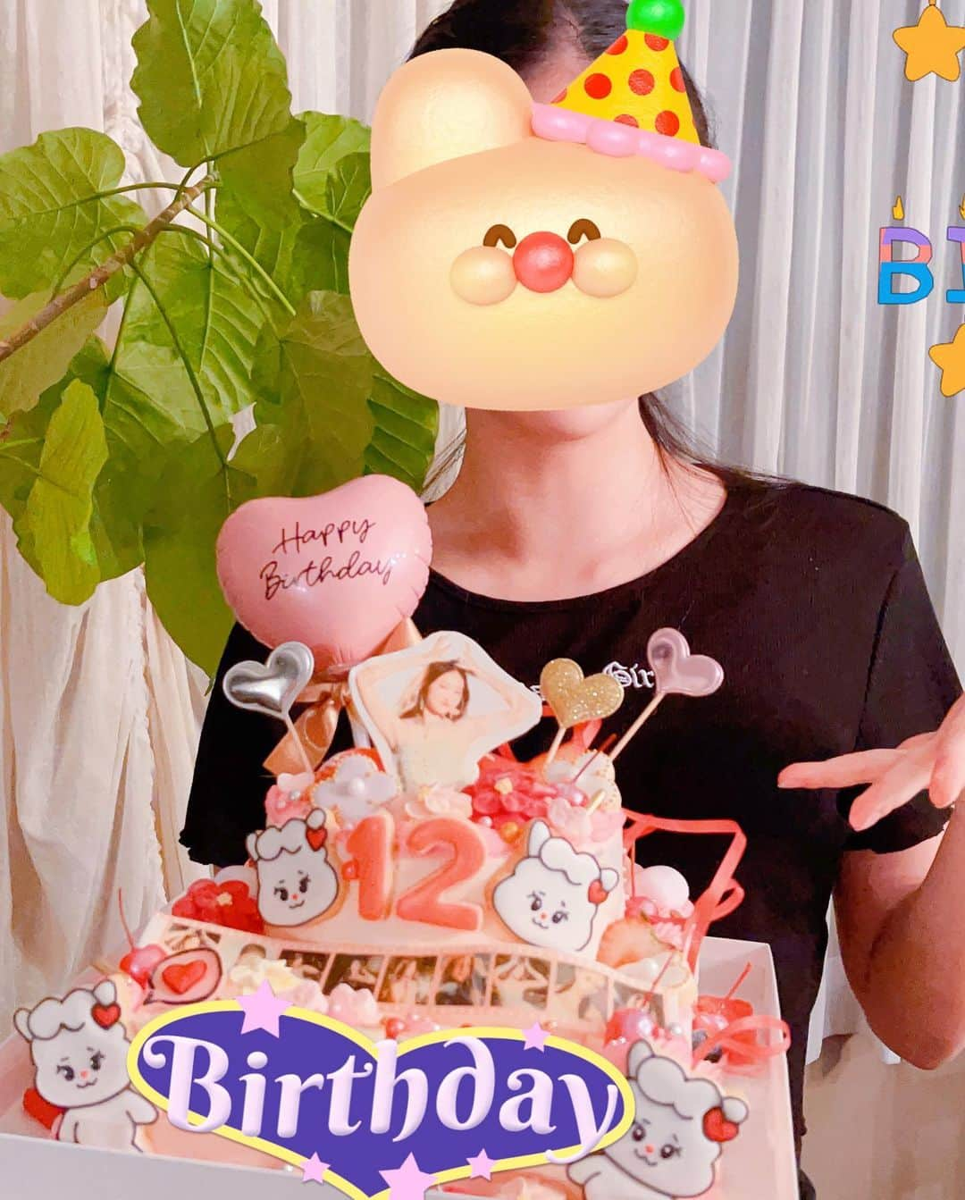 住谷杏奈さんのインスタグラム写真 - (住谷杏奈Instagram)「･ 今日は娘の12回目の誕生日でした🎂🫶 ･ 誕生日プレゼント何がいい？って先月話していて、 娘が選んだプレゼントはこの写真でした🎁 ･ ヘアメイクさんにメイクをしてもらい、 衣装を着せてもらい、 カメラマンさんに撮影してもらう1日体験📸✨✨✨ ･ それが誕生日プレゼントになりました🎁🫶 ･ ･ 誕生日当日の今日は お家でお祝いしました🎊 ･ ･ ラザニアとチキンとフライドポテトと 冷製ポタージュをリクエストされたので全部作りました👩‍🍳 ･ ケーキは娘が大好きな𝘕𝘪𝘻𝘪𝘜のリマちゃん仕様に オーダーさせてもらいました🎂🌈 ･ ･ 12歳だけど身長が166cmあって、 いつも18歳くらいに見られる娘ですが、 中身はまだまだ小学生🫶 ･ これからも色んな人に可愛がってもらって 幸せに成長していって欲しいです🥰」5月12日 23時27分 - annasumitani