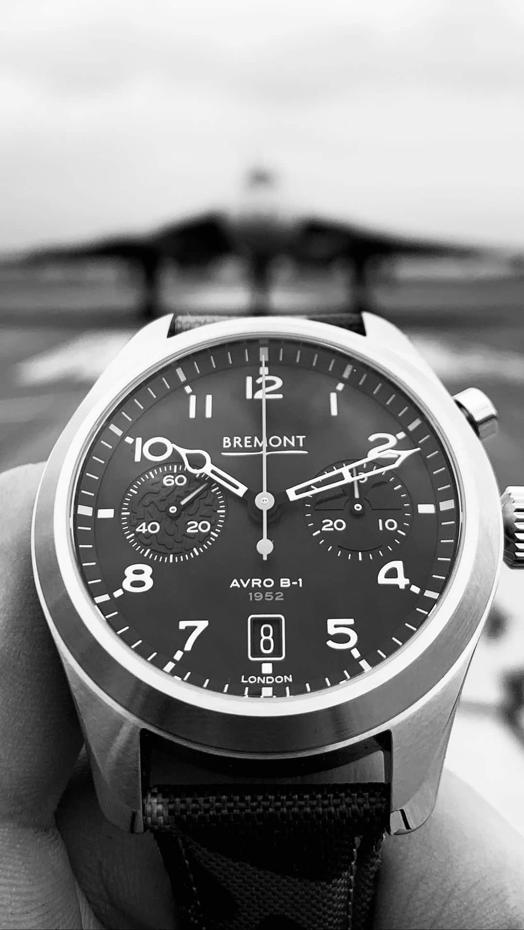 のインスタグラム：「A tribute to an aviation icon, the Bremont Vulcan.   Heralded as a symbolic last defence against nuclear war, the Avro Vulcan is one of the most iconic aircraft in the RAF’s history. The new Bremont Vulcan, limited to just 250 pieces, pays tribute to this legendary aircraft.   The Bremont Vulcan comes with two unique Vulcan inspired sailcloth straps and a pair of elegant silver cufflinks which incorporate aluminium from the original airframe of Avro Vulcan XH558 ‘Spirit of Great Britain’, the final example in military service.  Head to Bremont.com to learn more about the Bremont Vulcan 👆  #bremont #bremontmilitary #bremontvulcan #vulcan #avrovulcan #thevulcan #watches #watchreel #wristroll #watchesofinstagram #militarywatch」