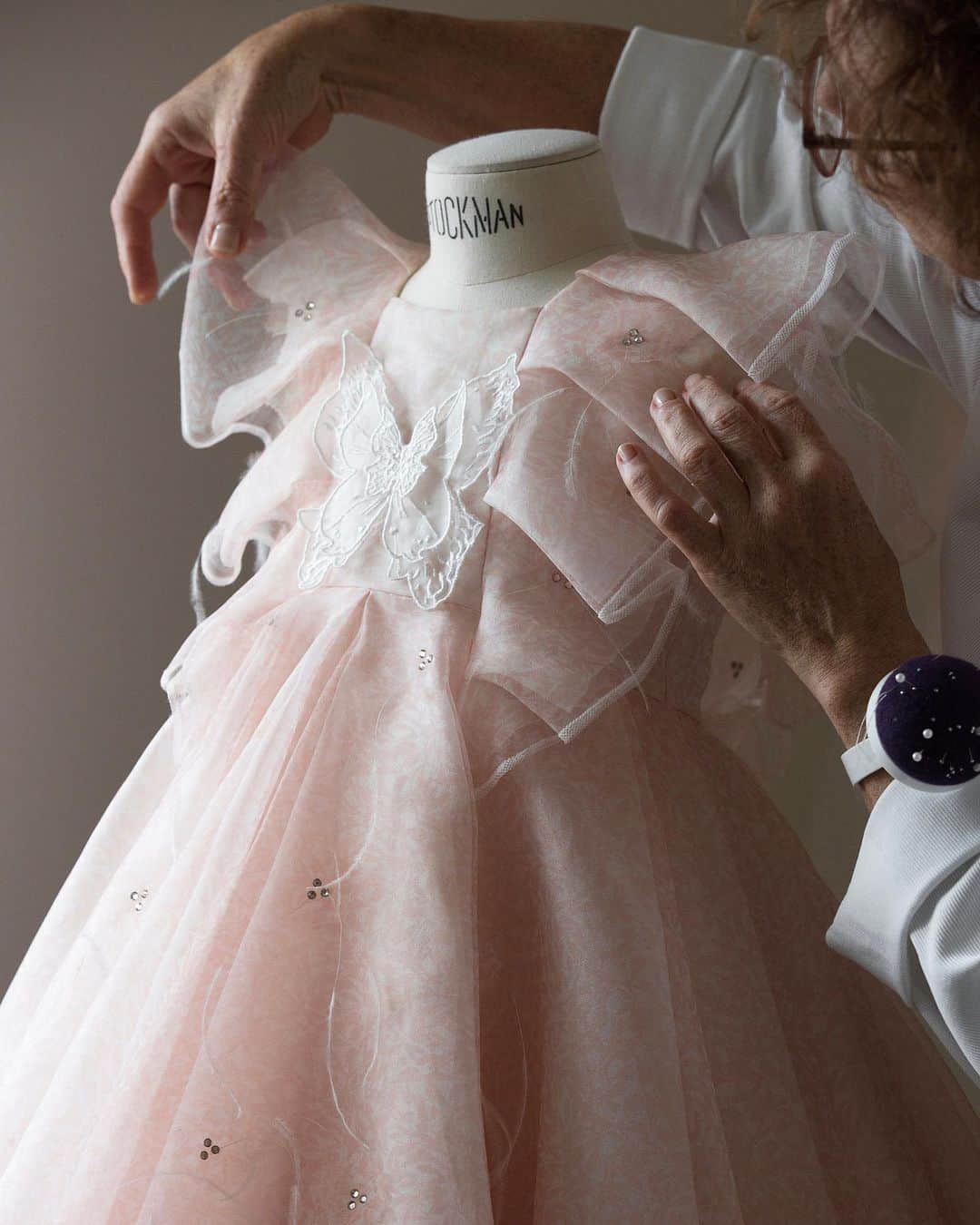 クリスチャンディオールさんのインスタグラム写真 - (クリスチャンディオールInstagram)「In the House's Ateliers, #DiorSavoirFaire plays out in miniature on a selection of ivory and sugary pink ethereal #BabyDior couture dresses by @CordeliadeCastellane. The dreamy @BabyDior creations are offset with a range of artisanal flourishes from hand-beading to delicate pleating effects, whimsical ruffles and gold stitching for that extra dusting of enchantment. All that's missing is the pitter-patter of tiny feet.」5月13日 3時00分 - dior