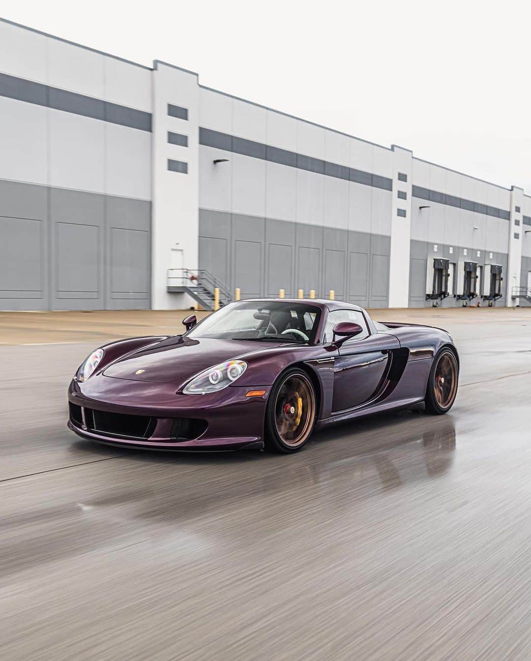 CarsWithoutLimitsのインスタグラム：「Amethyst Metallic CGT  📸 @sethersss   #carswithoutlimits #porsche #carreragt #porschecarreragt #cgt #porschecgt #v10」