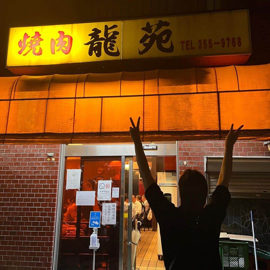 のインスタグラム：「・ 川崎 龍苑  グルメアカウントになりつつある今日このごろ。。 予約ができないので入れるか入れないかは運次第… 2時間待ったこともあります。 でも待つ価値あり！！！ タンも、ハラミも、ロースも分厚くて美味しくて最高です！！！！！！ 3人で飲んで食べて1人5,000円弱というコスパの良さ。 また行く！！  #龍苑 #川崎 #タンうますぎ #タンしか勝たん #上ロースは必食」