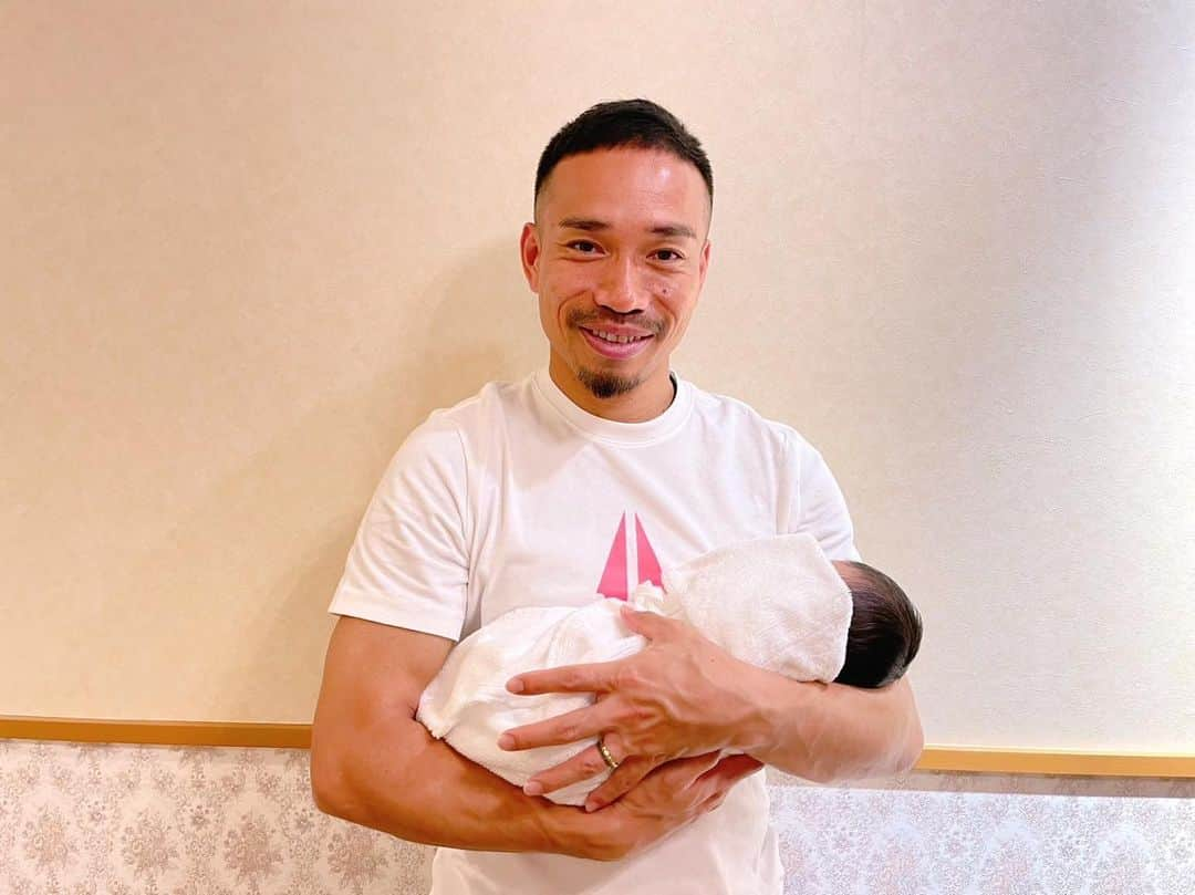 長友佑都さんのインスタグラム写真 - (長友佑都Instagram)「ご報告。 この度無事第4子が誕生しました。 頑張って愛する子を産んでくれた妻に大きな感謝と尊敬の念を抱きます。 これからも素晴らしい家庭を築けるように夫として父親として成長していけるように精進します。 長友佑都・愛梨 #長友４兄弟 #元気な男の子」5月12日 23時36分 - yutonagatomo55