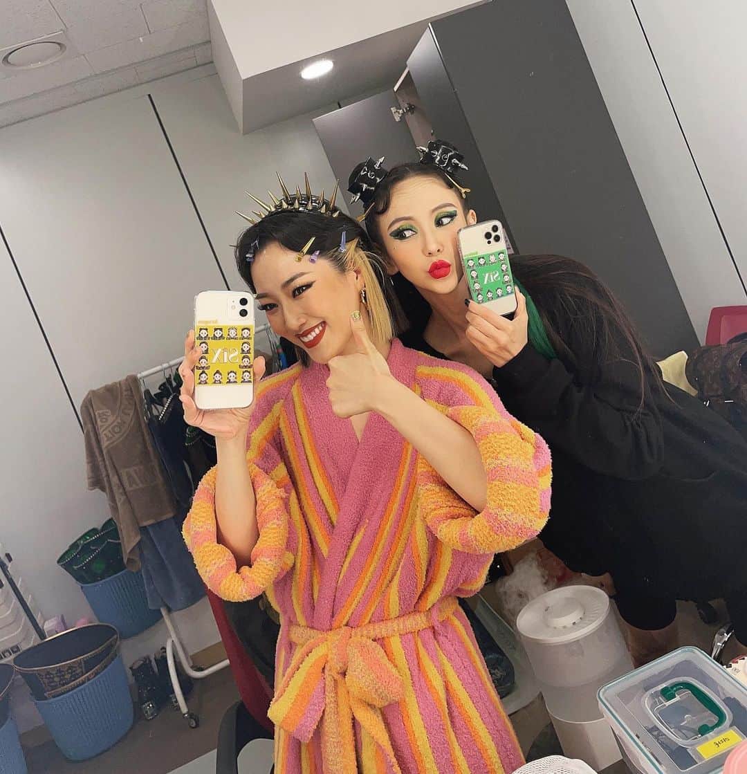 キム・ジウのインスタグラム：「. . 름솔라곤이랑 쥬불린💛💚 . .」