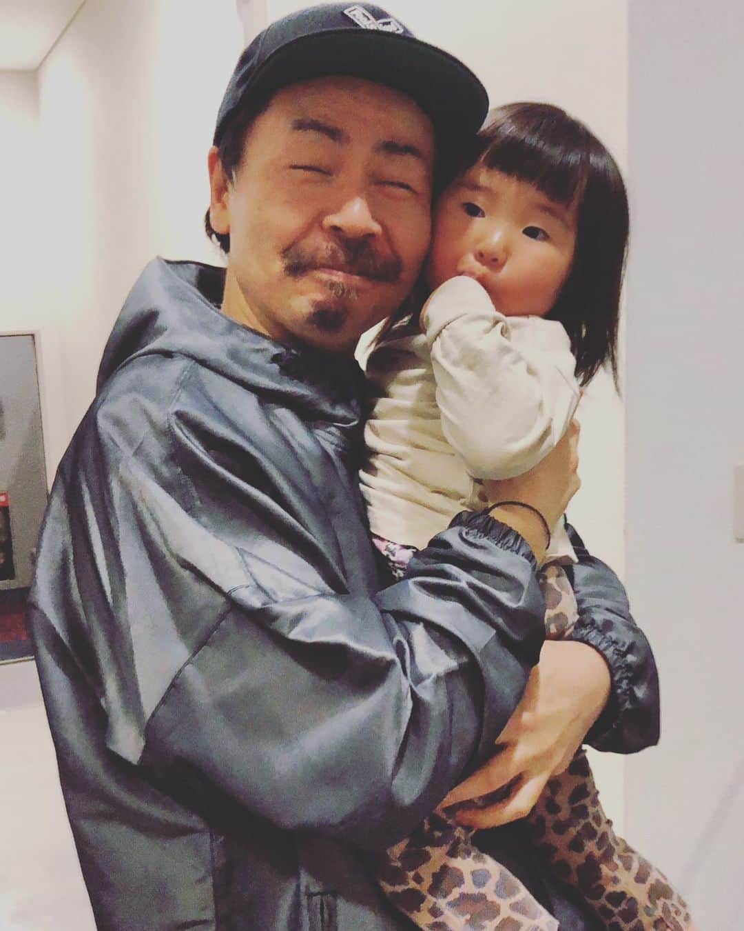 こーいちのインスタグラム：「友達の娘と写真撮ったけど早く降ろせや感すごく感じてたよ！ おっきくなってもライブ来いよ！ ほな福井またの！」