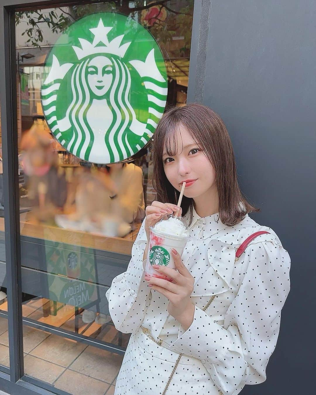 谷口彩菜さんのインスタグラム写真 - (谷口彩菜Instagram)「ストロベリーフラペチーノ🍓 始まったね〜☺️ . ゆずシトラスティーか抹茶フラペチーノ派だけど飲んだよ〜🍓 何年も前のストロベリーフラペチーノが 果肉感すごくて めちゃくちゃ美味しかった記憶、、 またそれが飲みたい、、、🥺 . . #スタバ　#フラペチーノ　#ストロベリーフラペチーノ」5月12日 23時44分 - taniguchi_ayana