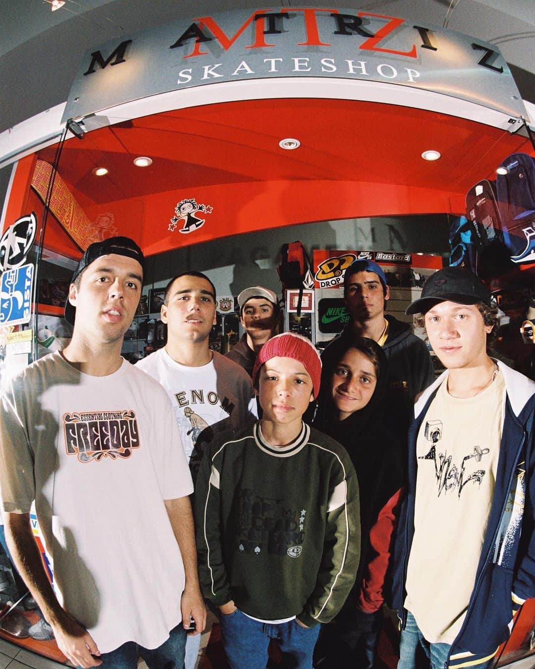 ルアン・オリベイラのインスタグラム：「Hoje a @matrizskateshop completa 22 anos de muito skate… Passando para agradecer sempre o apoio de todos e parabenizar a todos envolvidos ao longo dessa trajetória linda da loja… 22 anos de muitos que virão ainda!   Today @matrizskateshop completes 22 years. I would like to thank everyone involved along this beautiful journey. 22 years of many more to come. This is just the beginning! 🎉❤️✨  @cezargordo  @rodrigotx  @marcuscida  @lucasrabelo  @carlosiqui  @guizolinstag」