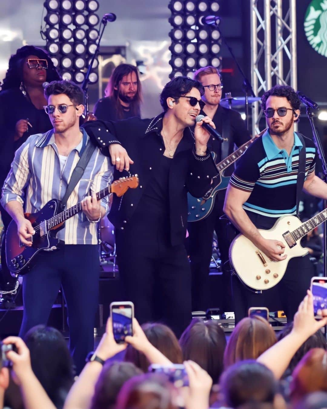 Just Jaredさんのインスタグラム写真 - (Just JaredInstagram)「Jonas Brothers performed their new songs "Waffle House" & "Summer Baby" off of their latest album "The Album" this morning on "TODAY"! Watch their performances on our site now.  #JonasBrothers #NickJonas #JoeJonas #KevinJonas Photos: Backgrid」5月12日 23時49分 - justjared