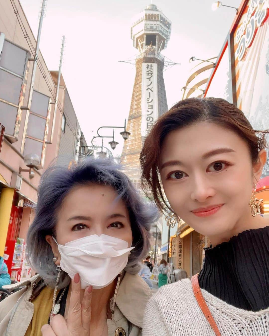 綾月せりさんのインスタグラム写真 - (綾月せりInstagram)「. いよいよ明日、割烹ちか子天王寺店オープンです✨ 3チームが合わさった『CHICACO 2023』の集大成！！ 新世界で串カツを食べ、射的もして、わなかのたこ焼きも食べて有名なおうどん屋さんにも行って、しっかり充電完了です💪✨  明日から2日間限定営業！！ 関西の皆さま、そして関西以外から足をお運びくださる皆さま、どうぞお楽しみに😊  チケット、まだ間に合います🎫 プロフィールページのリンク、もしくは公式LINEよりご予約いただけます👍  笑って泣ける、心あたたまるホームコメディ🥢 皆さまのご来店を、心よりお待ち申し上げます🎶  #CHICACO #割烹ちか子 #通天閣 #新世界 #ビリケンさん いすぎ説ww #わなかのたこ焼き 美味しかったー🤤 あとは #かすうどん 行かなきゃな、、、 6枚目は妹の舞がプレゼントしてくれた #ガチャガチャ で取った私の友達🦍(←ご観劇くださった方、分かりますよね笑) やっぱり #大阪 てか関西好きだわぁ💕💕  .」5月12日 23時51分 - seri_ayazuki