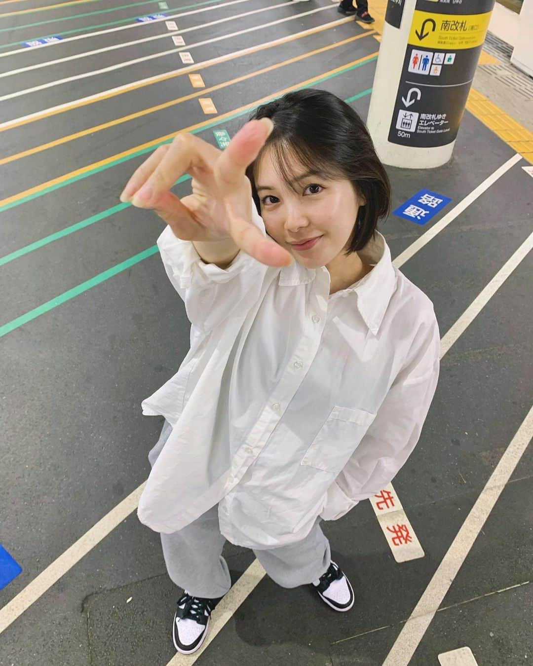のインスタグラム：「도쿄 생활에도 익숙해졌어🗼 東京に住んで一ヵ月。 美味しいものに囲まれて過ぎて日本やっぱり凄すぎる。。 カレーライスが美味しすぎて週2で食べてます…🍛笑 トレーニングも週1でしっかりしてるよ  ※1枚目の写真、昔のアイドルみたいだ。笑  #도쿄여행#도쿄 #東京グルメ  #東京  #スープカレー  #カレー」
