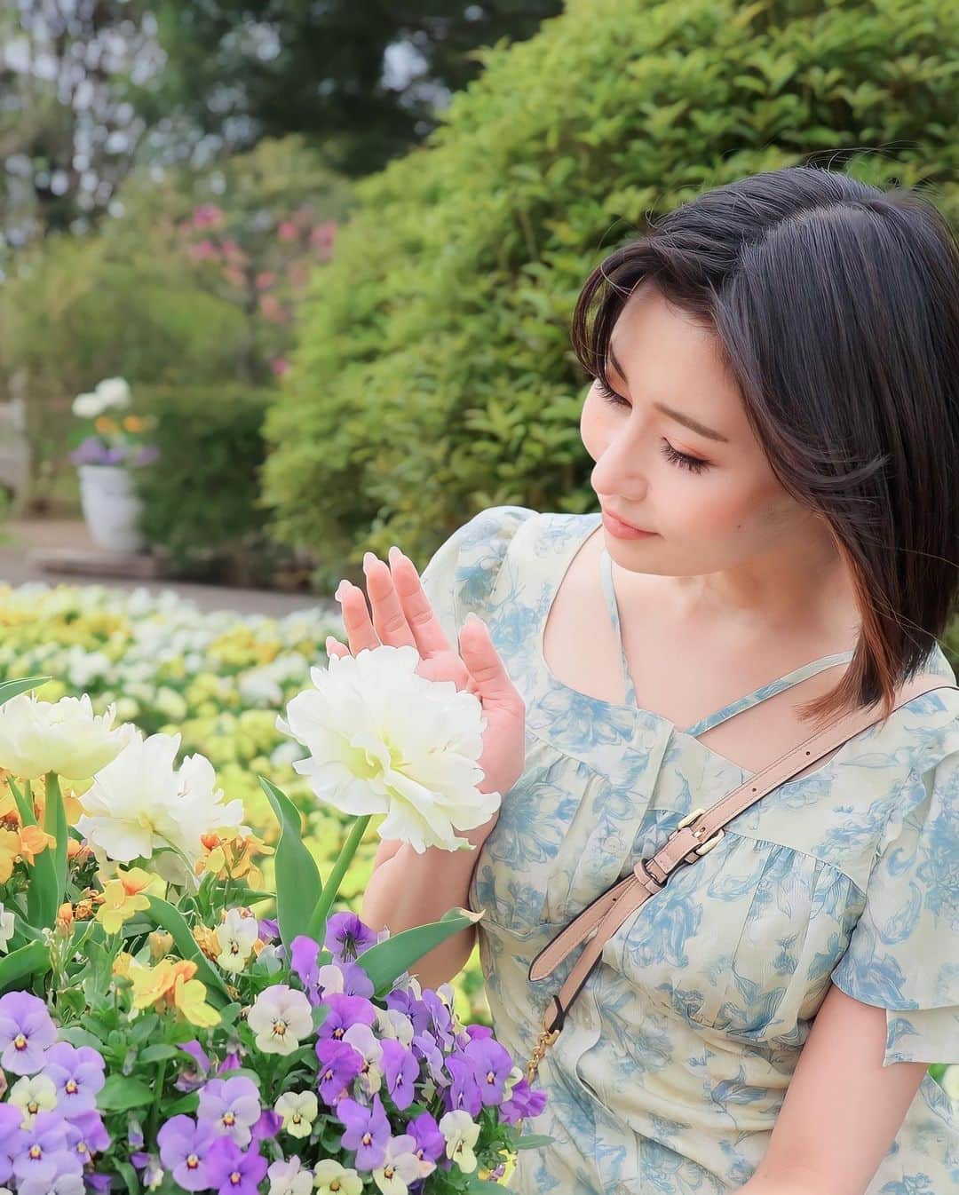 明里ともかさんのインスタグラム写真 - (明里ともかInstagram)「お花の季節に。 ・ ・ ・ Photo: Meさん」5月12日 23時56分 - akaritomoka2016