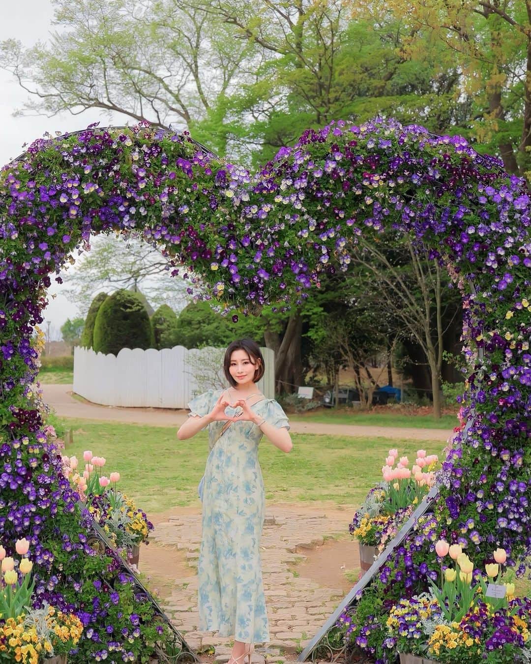 明里ともかのインスタグラム：「お花の季節に。 ・ ・ ・ Photo: Meさん」