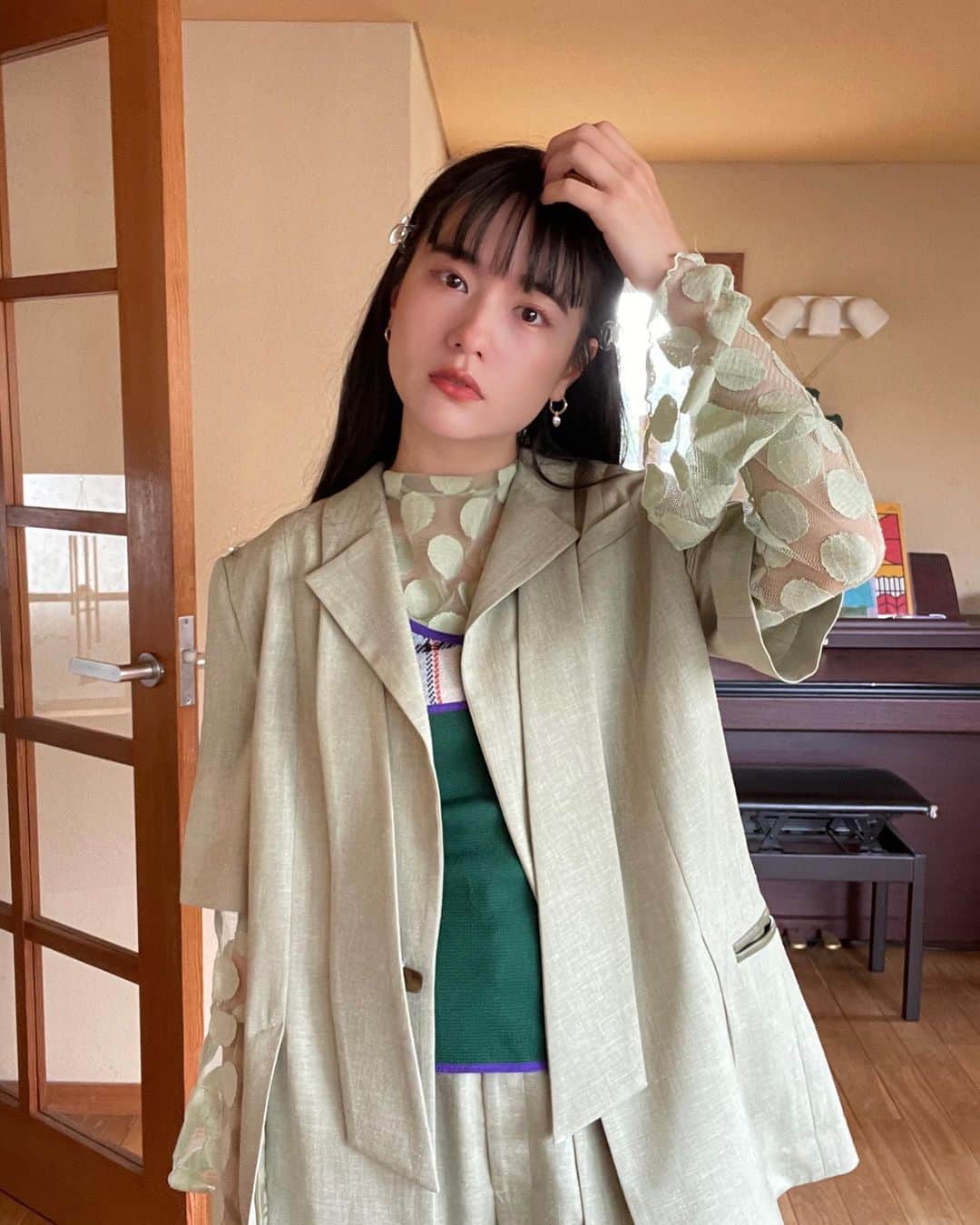 みこのインスタグラム：「今朝、久しぶりに @murralofficial のセットアップと目があって、怒涛の制作週間に気合を入れるために着てみました。💚  dot tops @rrr_tokyo  bustier @furfur_official  rip&mascara @didion_beauty   お洋服は全部、2年以上前のもの！😌  20代の頃はシーズンが一周してクローゼットを開けると、着る物がない！！って思って生きてきました。  それが嫌で、どうしたらずっと着れるんだろう、、って考えて、良いものを買ってみようとか、自分に合う形を探してみようとか色々トライしました。  結果、生地と形とお手入れと収納の仕方が大切なのかな？という答えに。  少しずつ何年も着れる服が溜まってきていて嬉しいです。  まだまだ道半ばだけれど。  さて！ @gfc.jp の一周年バースデーライブイベント、先行抽選申し込みが終了して結果のメールが送られました…💌！  先行で、定員を超える応募をいただけてとっても嬉しかったです。。🥲  いま、配置を変えてもう少しだけ座席を増やせないかチームで確認中です。  またお知らせさせてください。🫶  今度はどんな雰囲気のイベントになるのかどきどき、わくわく、、、  私の歌は日々、磨いております。  癒しの周波数をお届けできるように、準備してゆきます！✊  今日もボイトレでたくさん新しい感覚を身につけてきたところ。  自分の喉や鼻の奥の筋肉を少しずつ鍛えています。  さて、明日は撮影だからそろそろねます😪  おやすみなさい〜。  みこ  ♍️」