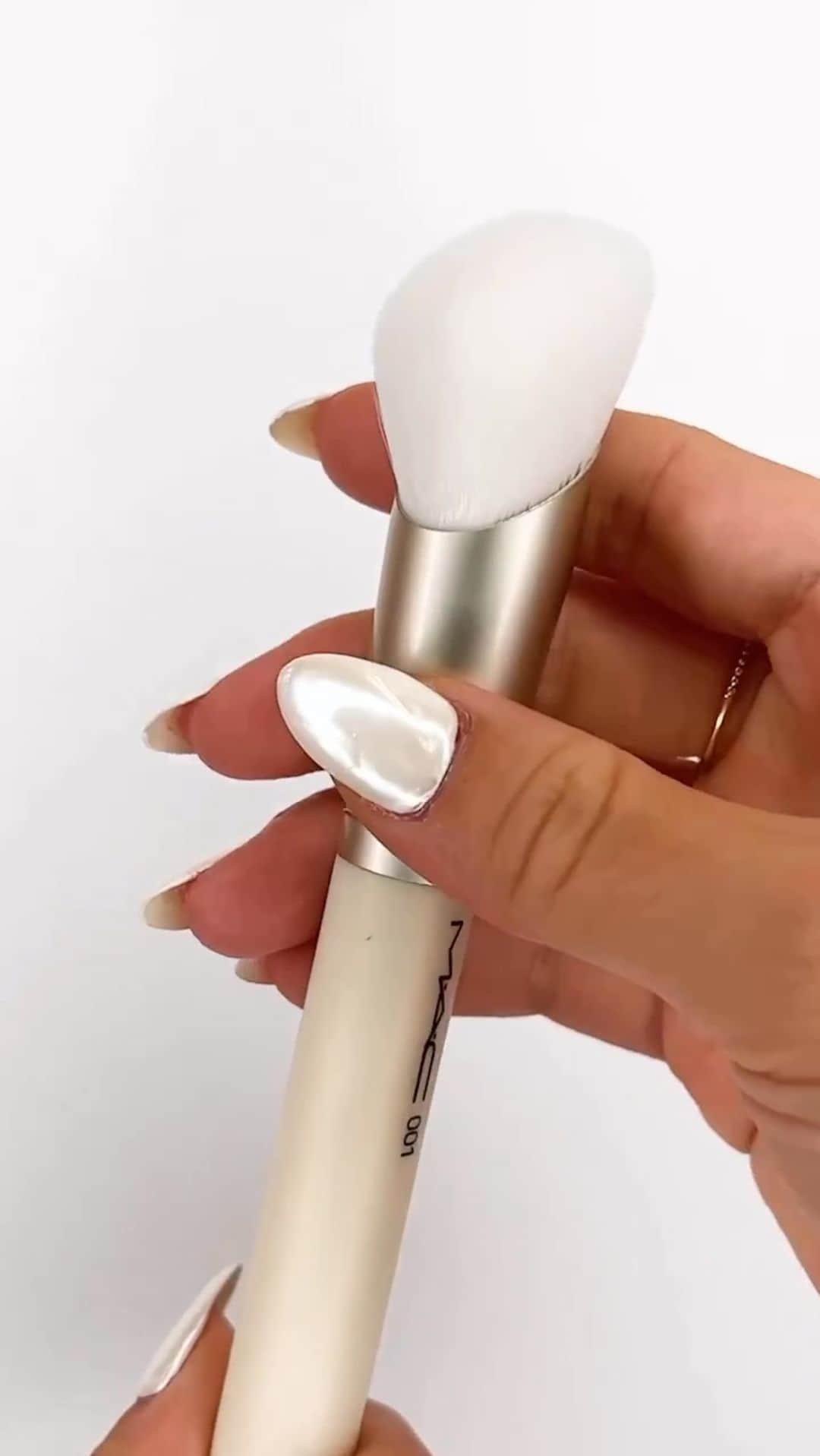 M·A·C Cosmetics BRのインスタグラム：「Sentiu? Essa é a maciez do meu pincel Hyper Real 😍 Um queridinho essencial para seu skincare, perfeito para aplicar o sérum e o hidratante, garantindo um momento ainda mais relaxante ✨  Toque na tela e garanta o seu.   #ParaTodoMundoVer: no vídeo aparece a mão de uma modelo segurando o pincel branco da linha de skincare Hyper Real da M•A•C, passando os dedos nas cerdas macias do princel.   #MACHyperReal #MACskincare」