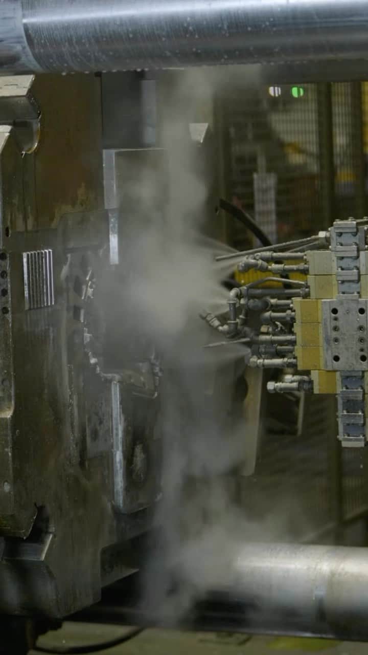 ルノーのインスタグラム：「Discover the intricate process behind the creation of high-quality aluminum parts at our Cléon plant Casting in France! Here, you can see the injection of aluminum into the moulds, the extraction of the cooled piece from the mould, and the post-production process of cutting and trimming. Davi, the operator, performs thorough quality control checks to ensure the parts meet our high standards. 🛠🏭 #PassionIndustry」