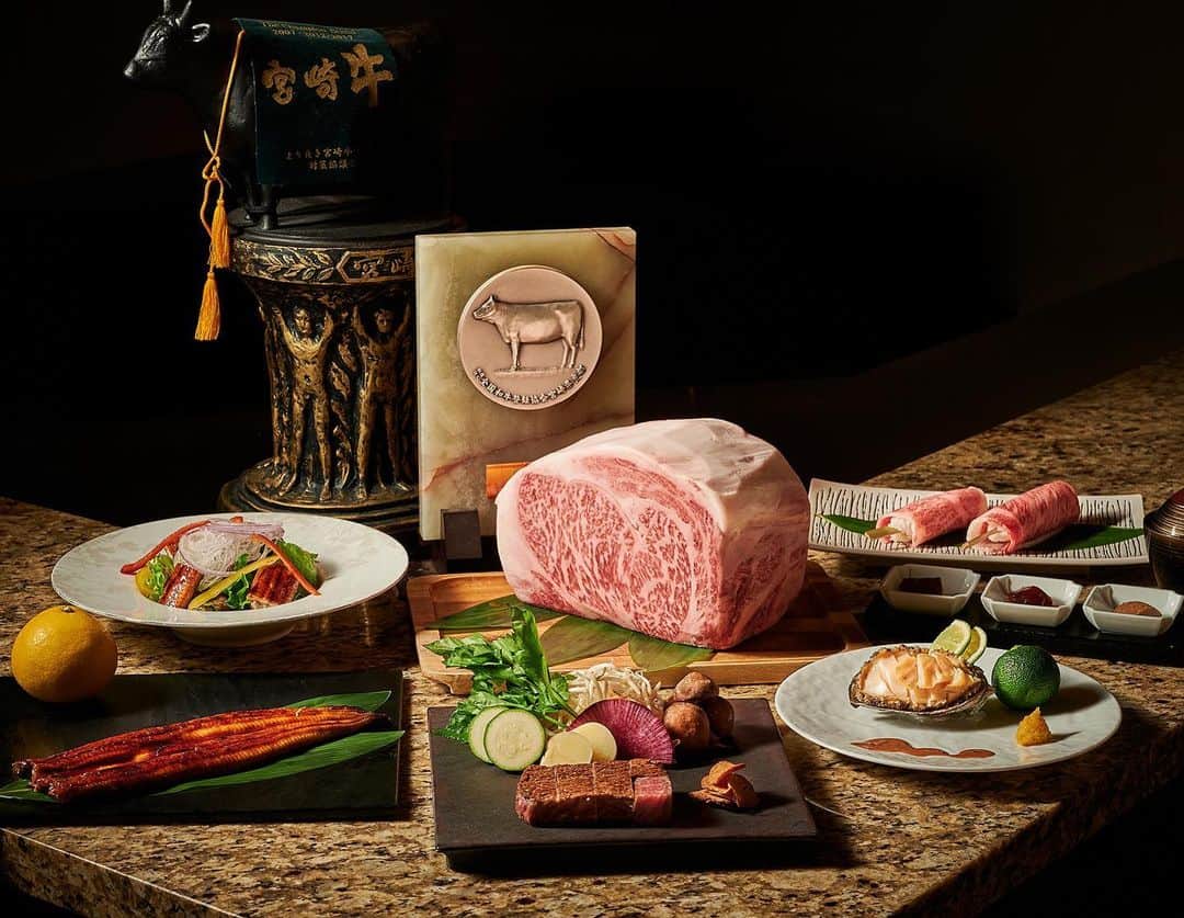 InterContinental Tokyo Bayさんのインスタグラム写真 - (InterContinental Tokyo BayInstagram)「. “Miyazaki Beef Fair” will be held at Teppanyaki TAKUMI for limited period from June 1st, offering guests an opportunity to savor the exquisite flavors of high-quality Miyazaki beef and dishes made with local ingredients carefully selected by Chef Mahara.  Join us and indulge in high-class teppanyaki cuisine being cooked to perfection right in front of your eyes.  6月1日より鉄板焼 匠にて、日本屈指のブランド和牛「宮崎牛」と、宮崎の地の食材をご堪能いただけるコースを期間限定で提供いたします。  本フェアでは、料理長 馬原と古くから交流があり、自然に囲まれた農場で繁殖から飼育まで牛の一貫生産を行う「壱岐ファーム」より直送の宮崎牛ロースを、料理長 馬原が宮崎県産にこだわって厳選した旬の食材と鰻、豪華食材の鮑などとあわせて提供いたします。 さらにコースの締めには宮崎牛の肉巻きおにぎりを匠スタイルでご用意。宮崎の地の食材を思う存分ご堪能いただけます。  #intercontinentaltokyobay  #ホテルインターコンチネンタル東京ベイ #インターコンチネンタル東京ベイ  #intercontinental  #intercontinentallife  #鉄板焼匠 #teppanyaki  #teppanyakitakumi  #宮崎牛 #壱岐ファーム  #うなぎ #鰻 #鮑 #アワビ  #Abalone #肉巻きおにぎり  #肉好き #肉好きな人と繋がりたい  #鉄板焼き #鉄板焼きディナー  #鉄板焼きランチ  #肉巻き #肉スタグラム  #鉄板焼き好きな人と繋がりたい  #東京グルメ #tokyofood  #tokyoteppanyaki」5月13日 0時02分 - intercontitokyobay