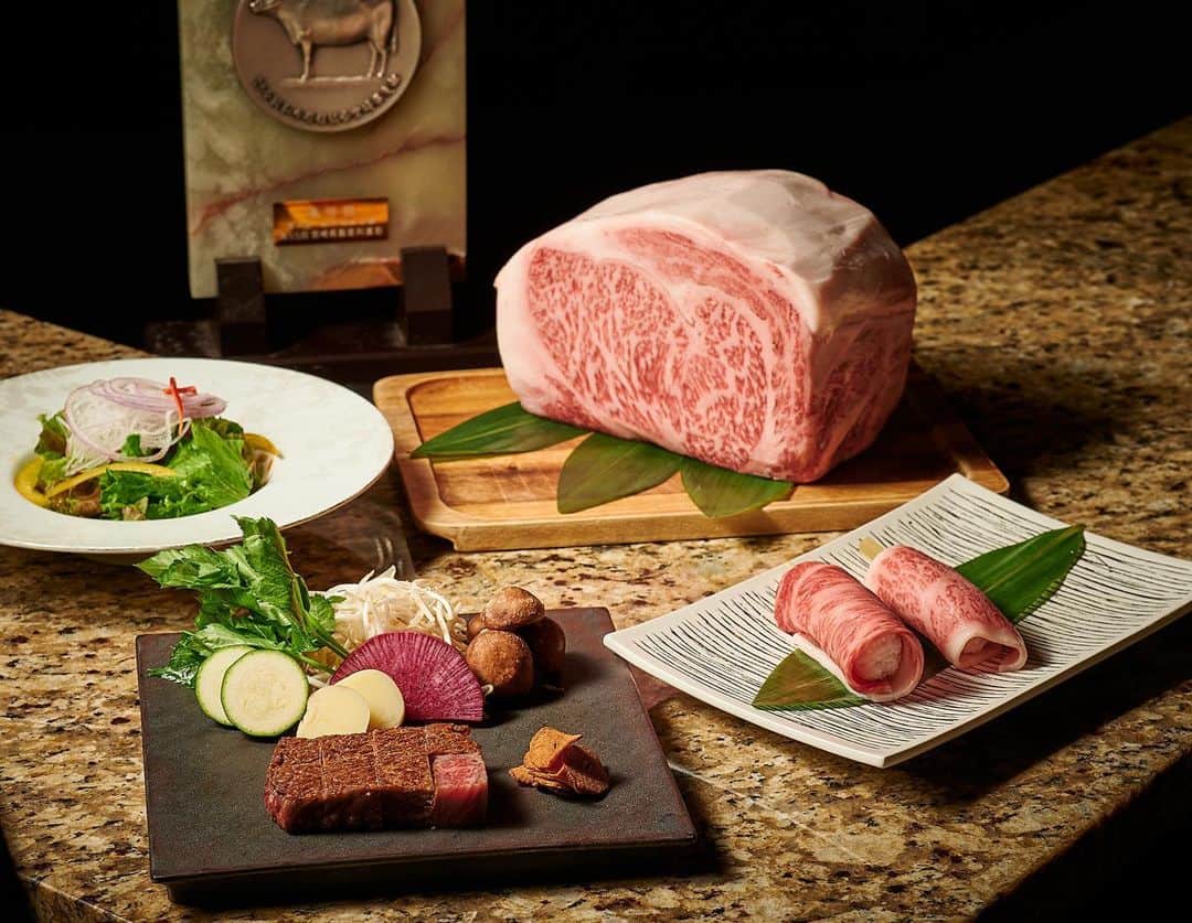 InterContinental Tokyo Bayさんのインスタグラム写真 - (InterContinental Tokyo BayInstagram)「. “Miyazaki Beef Fair” will be held at Teppanyaki TAKUMI for limited period from June 1st, offering guests an opportunity to savor the exquisite flavors of high-quality Miyazaki beef and dishes made with local ingredients carefully selected by Chef Mahara.  Join us and indulge in high-class teppanyaki cuisine being cooked to perfection right in front of your eyes.  6月1日より鉄板焼 匠にて、日本屈指のブランド和牛「宮崎牛」と、宮崎の地の食材をご堪能いただけるコースを期間限定で提供いたします。  本フェアでは、料理長 馬原と古くから交流があり、自然に囲まれた農場で繁殖から飼育まで牛の一貫生産を行う「壱岐ファーム」より直送の宮崎牛ロースを、料理長 馬原が宮崎県産にこだわって厳選した旬の食材と鰻、豪華食材の鮑などとあわせて提供いたします。 さらにコースの締めには宮崎牛の肉巻きおにぎりを匠スタイルでご用意。宮崎の地の食材を思う存分ご堪能いただけます。  #intercontinentaltokyobay  #ホテルインターコンチネンタル東京ベイ #インターコンチネンタル東京ベイ  #intercontinental  #intercontinentallife  #鉄板焼匠 #teppanyaki  #teppanyakitakumi  #宮崎牛 #壱岐ファーム  #うなぎ #鰻 #鮑 #アワビ  #Abalone #肉巻きおにぎり  #肉好き #肉好きな人と繋がりたい  #鉄板焼き #鉄板焼きディナー  #鉄板焼きランチ  #肉巻き #肉スタグラム  #鉄板焼き好きな人と繋がりたい  #東京グルメ #tokyofood  #tokyoteppanyaki」5月13日 0時02分 - intercontitokyobay