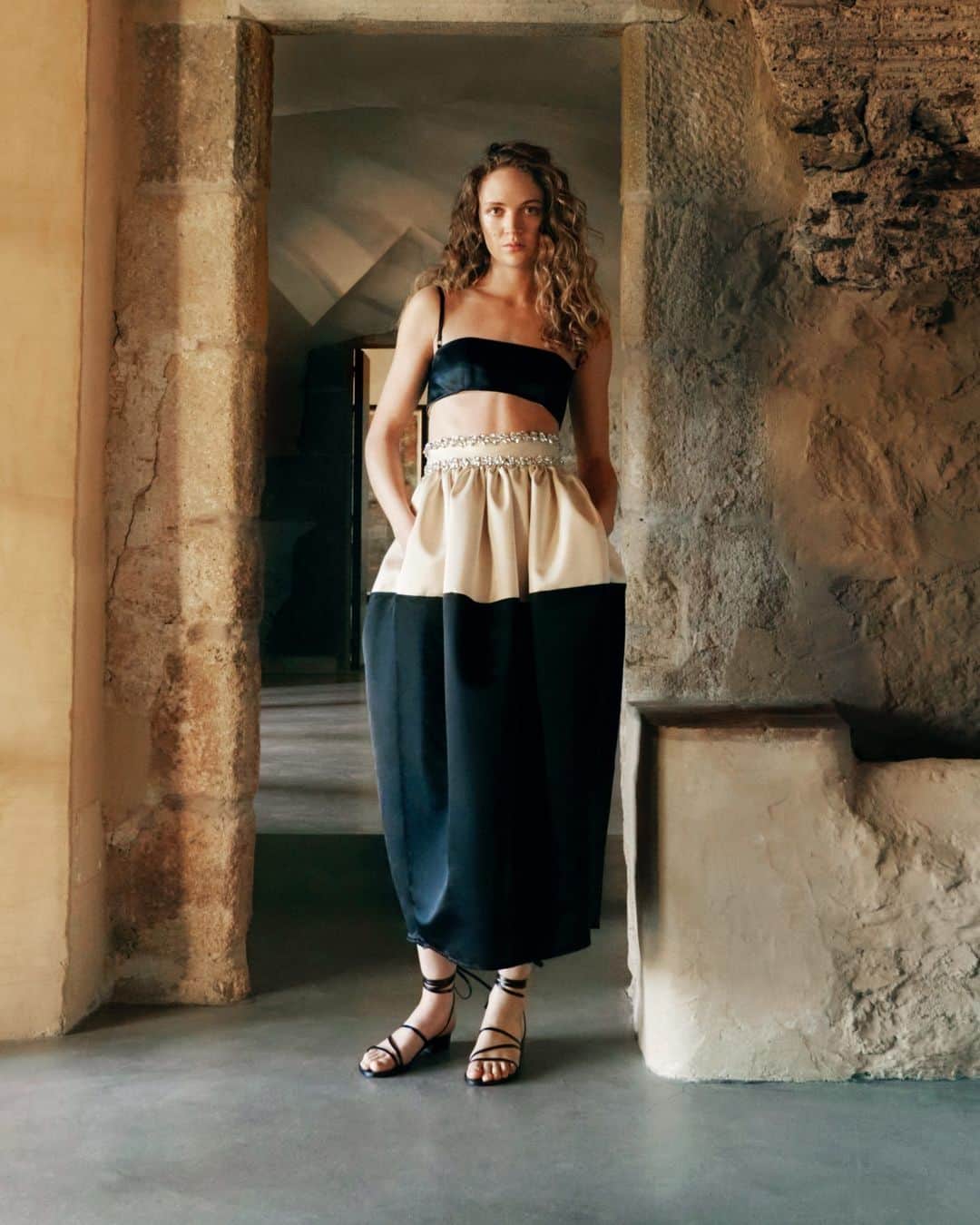 MATCHESFASHION.COMのインスタグラム：「Just launched: @harbison.studio, a #MATCHES Innovator 💛 Dramatic silhouettes and bold, vibrant hues underscore the contemporary feminine designs of Charles Harbison. Shop the collection only at #MATCHES. #MFInnovator」