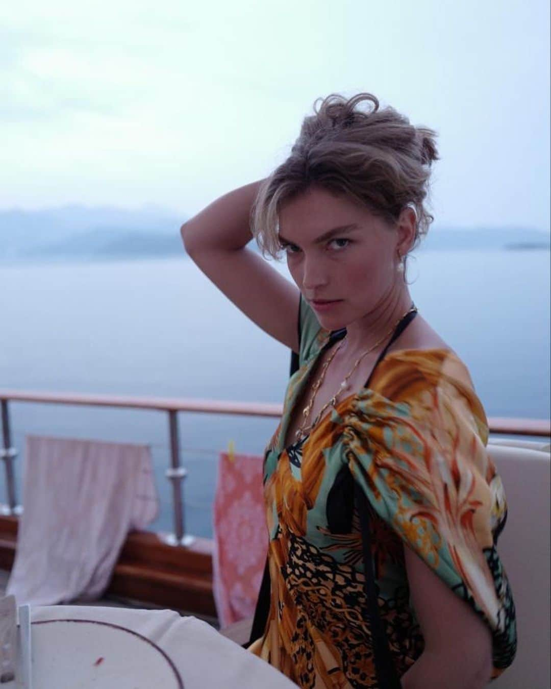 アリゾナ・ミューズさんのインスタグラム写真 - (アリゾナ・ミューズInstagram)「Soul sisters sailing the sea 🇹🇷   @guletescapes @temperleylondon @heidikleinswim @alicetemperley  @jadeparfitt @charlotteolympia @dianaetemperley @marytemperley28 @victoriagrant @tine_stapelfeldt @matildatemperley」5月13日 0時21分 - arizona_muse