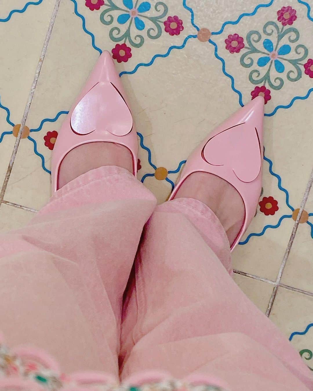 濱内奈々子さんのインスタグラム写真 - (濱内奈々子Instagram)「💗 #shoesoftheday 💗 PINKだったらなんでもいいわけじゃないしハートモチーフだったらなんでもいいわけじゃないの、好きじゃないPINKもあるし可愛くないハートだってある。 歳を重ねるにつれて、自分が身に付けても許されるかどうかの判断基準もプラスされるせいかさらにこだわりが強くなってきてw許せないピンクとハートすらある😂 これは大人っぽいと可愛いのバランスがよくてお気に入りの子👠💕 久しぶりに素足でパンプス履いたらとんでもなく靴擦れしちゃった🩹🤕 #nanakoootd」5月13日 0時14分 - nanako_hamauchi