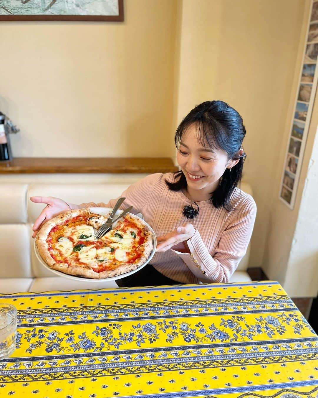 荒木麻里子さんのインスタグラム写真 - (荒木麻里子Instagram)「みんな大好きpizza🍕 こちらのお店は、 静岡県で初めてナポリに本部がある 【真のナポリピッツァ協会】に認められたお店です。 ⁡ 𓉞ピッツェリア・ラアペ @pizzerialape  ⁡ 店内のインテリアも素敵で、 本当に海外に来たみたい𓂅𓂃✈️ 今月はpizza特集で他のお店にも行ったので、 大好きなpizzaをたんまり食べられる幸せなロケでした♡ ⁡ ⁡ #ピッツェリア #ピッツェリアラアペ #ピザ好きな人と繋がりたい #ピッツァ #ピッツァ職人 #清水 #清水区 #清水ランチ #静岡ランチ #静岡グルメ  ⁡」5月13日 0時17分 - marilyn198612