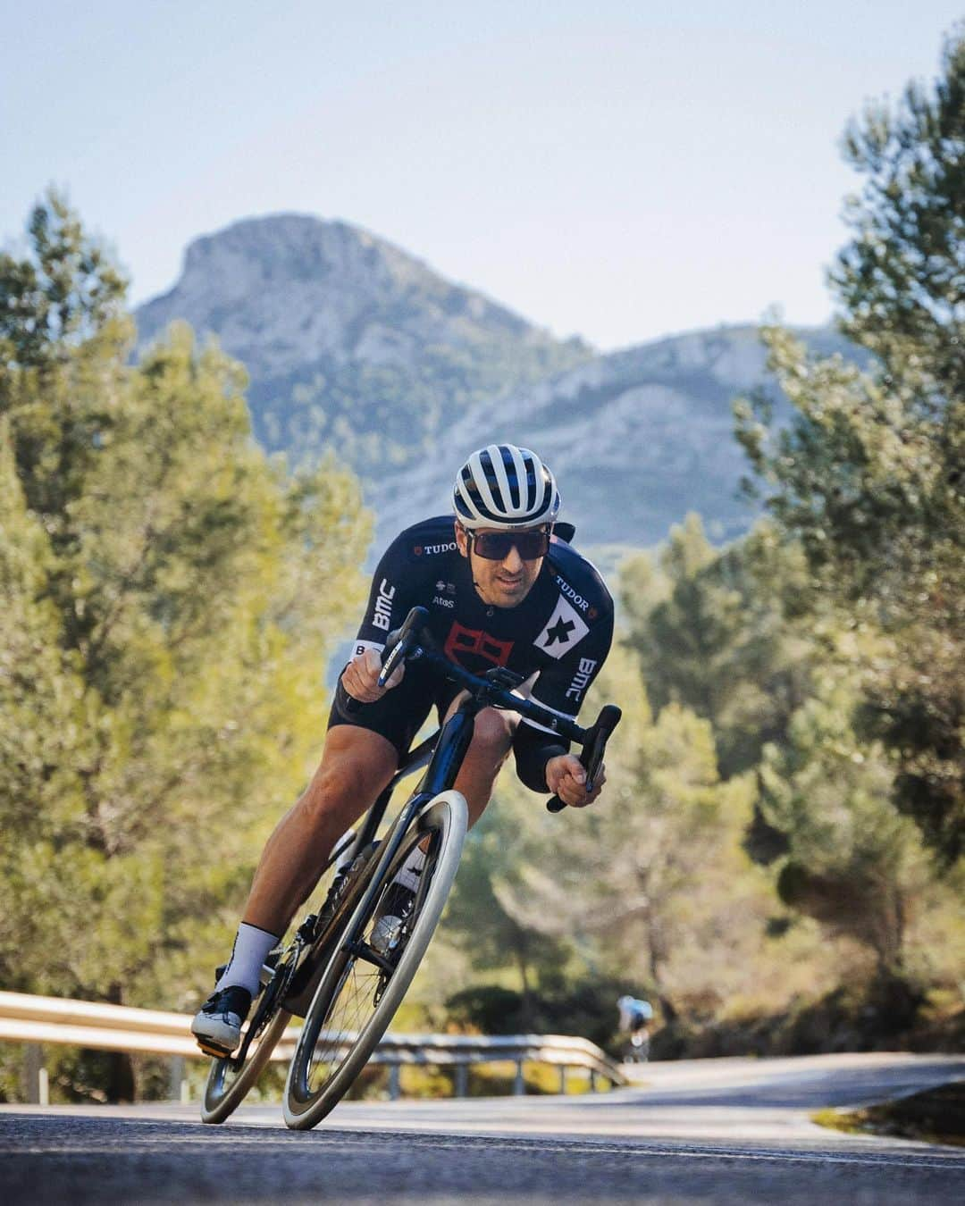 ファビアン・カンチェラーラのインスタグラム：「⌚️THE COUNTDOWN IS ON!  7 weeks to go until @chasingcancellara Berne-Andermatt.  I can‘t wait to conquer the sun epic route with you and then meet you at the finish line in Andermatt. Join me and sign up now 👉🏼 @chasingcancellara  @tudorwatch  #TeamCancellara #ChasingCancellara #WeRideBernAndermatt #BernAndermatt #BorntoDare」