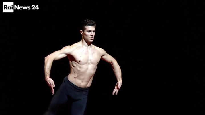 ロベルト・ボッレのインスタグラム：「Boléro #bejart #ravel @teatroarcimboldimilano #rainews24  @bejartballet @officialrobertobolle  E a settembre @ondance.it  E a fine ottobre ancora #robertobolleandfriends @teatroarcimboldimilano ❤️」