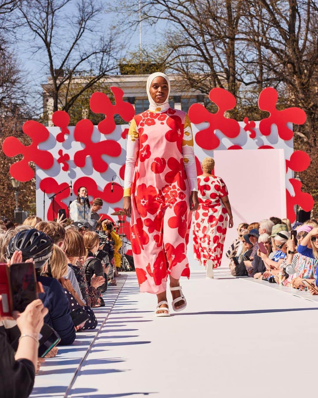 マリメッコのインスタグラム：「➡️ Swipe through the SS23 runway looks fresh from the Marimekko Day fashion show. Which one is your favorite? Tell us below.   Shop the SS23 collection at marimekko.com. Link in bio.   #MarimekkoDay #marimekko #helsinki」