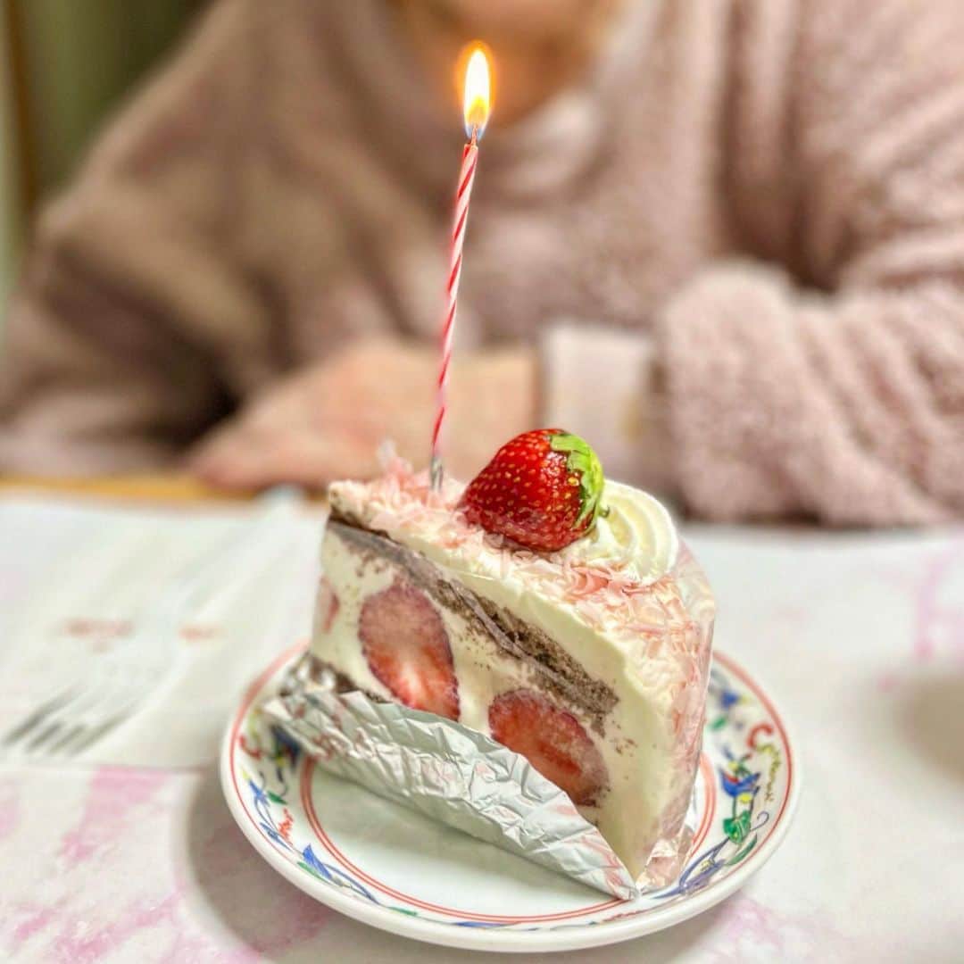 結城さなえさんのインスタグラム写真 - (結城さなえInstagram)「父の誕生日でした。 80歳。傘寿。 「80までは頑張りたいなぁ」と言ってた父。ほんと、惜しかったね。よく頑張ったね。  大好きなチーズケーキを子供の頃から家族の誕生日に使っているいつものお皿で。 懐かしくて切ない。  母にも母の日でケーキにローソク🍰✨ 今年は母とのイベントひとつひとつ、噛みしめていこうと思います☺️  父さん母さんいつもありがとう🙏  #ケーキ #誕生日　#母の日 #父　#母　#家族 #cake #birthday  #mothersday  #thankyou」5月13日 0時31分 - yuukisanae