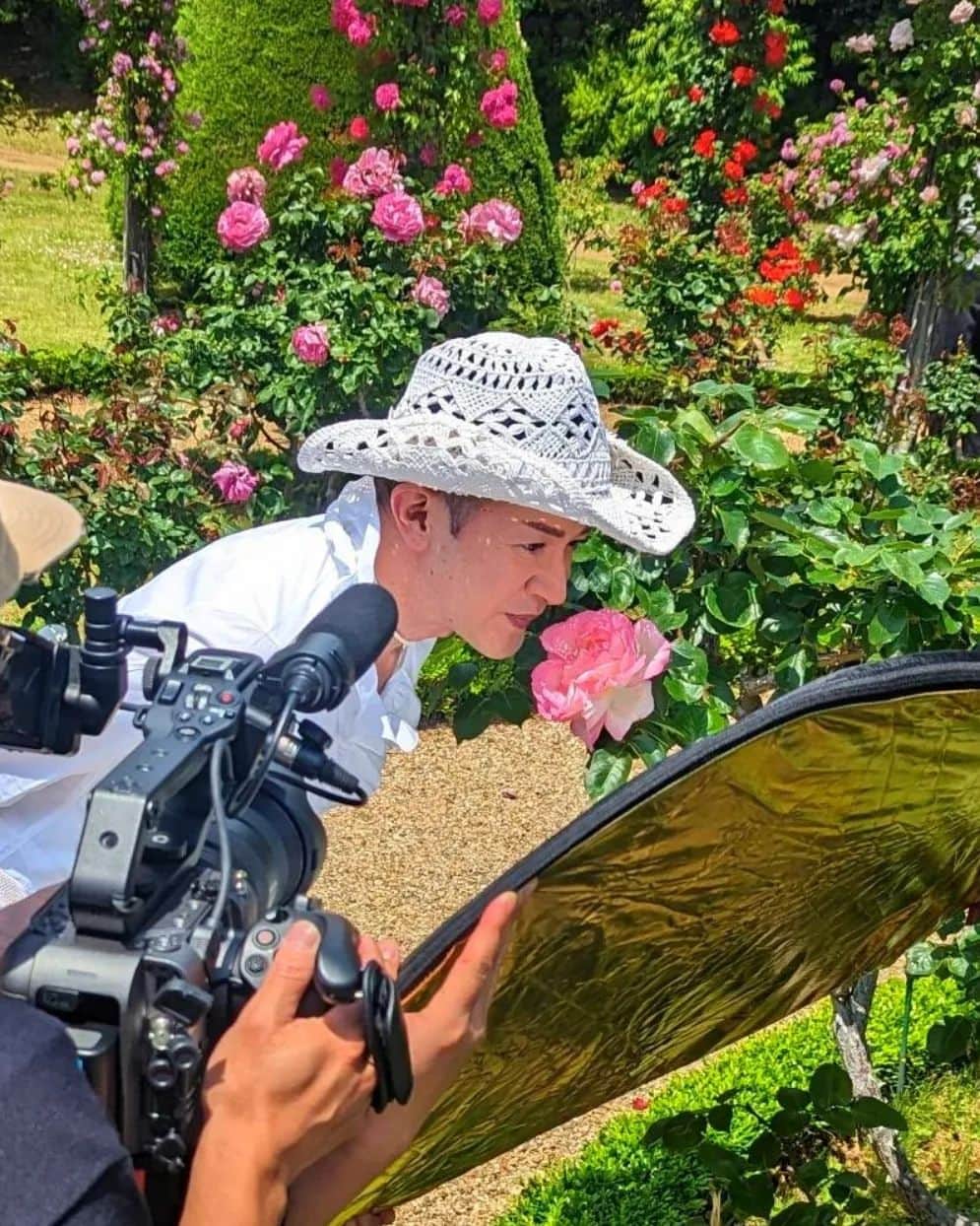 山咲トオルさんのインスタグラム写真 - (山咲トオルInstagram)「ご覧の皆さんは何のお花が好きかしら？  私は、バラが好きよ。  #河津バガテル公園 (バラ園) @stevekishikawa さん。  #山咲トオル #toruyamazaki」5月13日 0時34分 - yamazakitoru_official