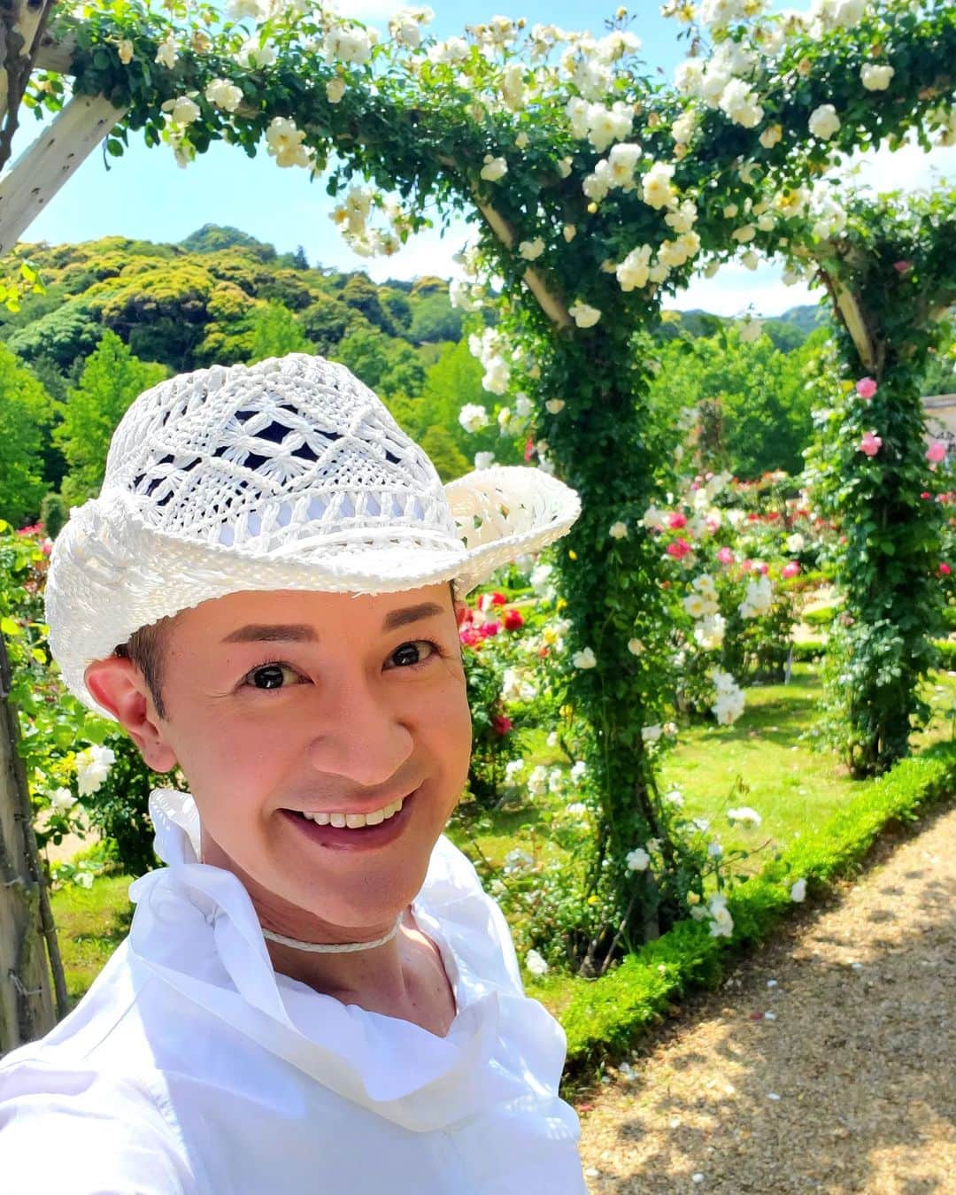 山咲トオルのインスタグラム：「ご覧の皆さんは何のお花が好きかしら？  私は、バラが好きよ。  #河津バガテル公園 (バラ園) @stevekishikawa さん。  #山咲トオル #toruyamazaki」