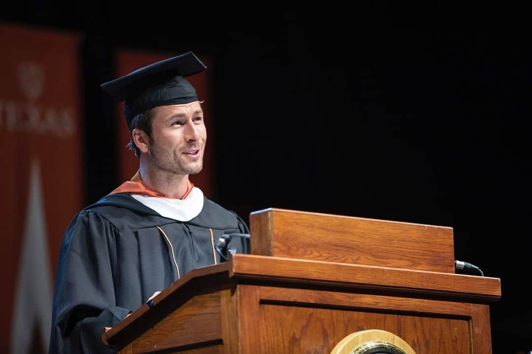 グレン・パウエルのインスタグラム：「What an incredible honor to give the commencement speech at the greatest college on the planet.  So proud of my little bro for getting his college degree before me. An unforgettable day getting to meet these amazing students at this defining moment in their journey. It never ends.   Hook ‘Em Forever.」
