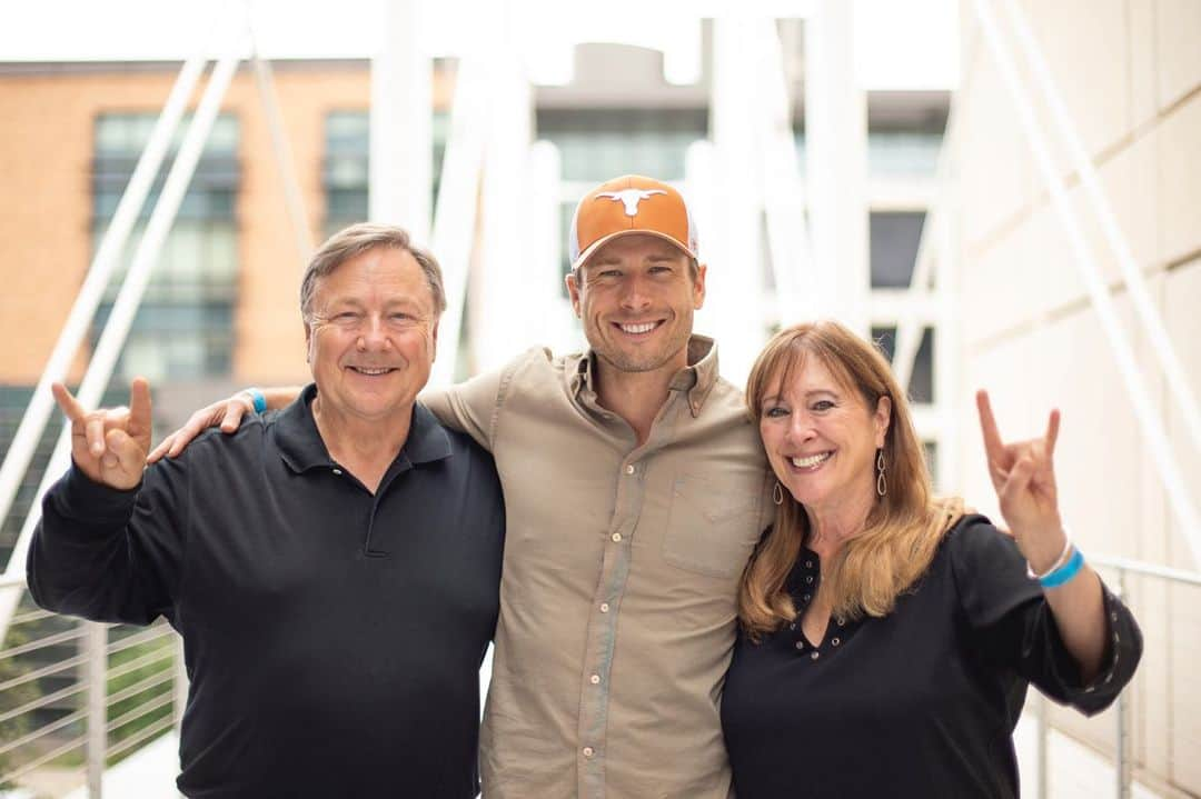 グレン・パウエルさんのインスタグラム写真 - (グレン・パウエルInstagram)「What an incredible honor to give the commencement speech at the greatest college on the planet.  So proud of my little bro for getting his college degree before me. An unforgettable day getting to meet these amazing students at this defining moment in their journey. It never ends.   Hook ‘Em Forever.」5月13日 0時34分 - glenpowell