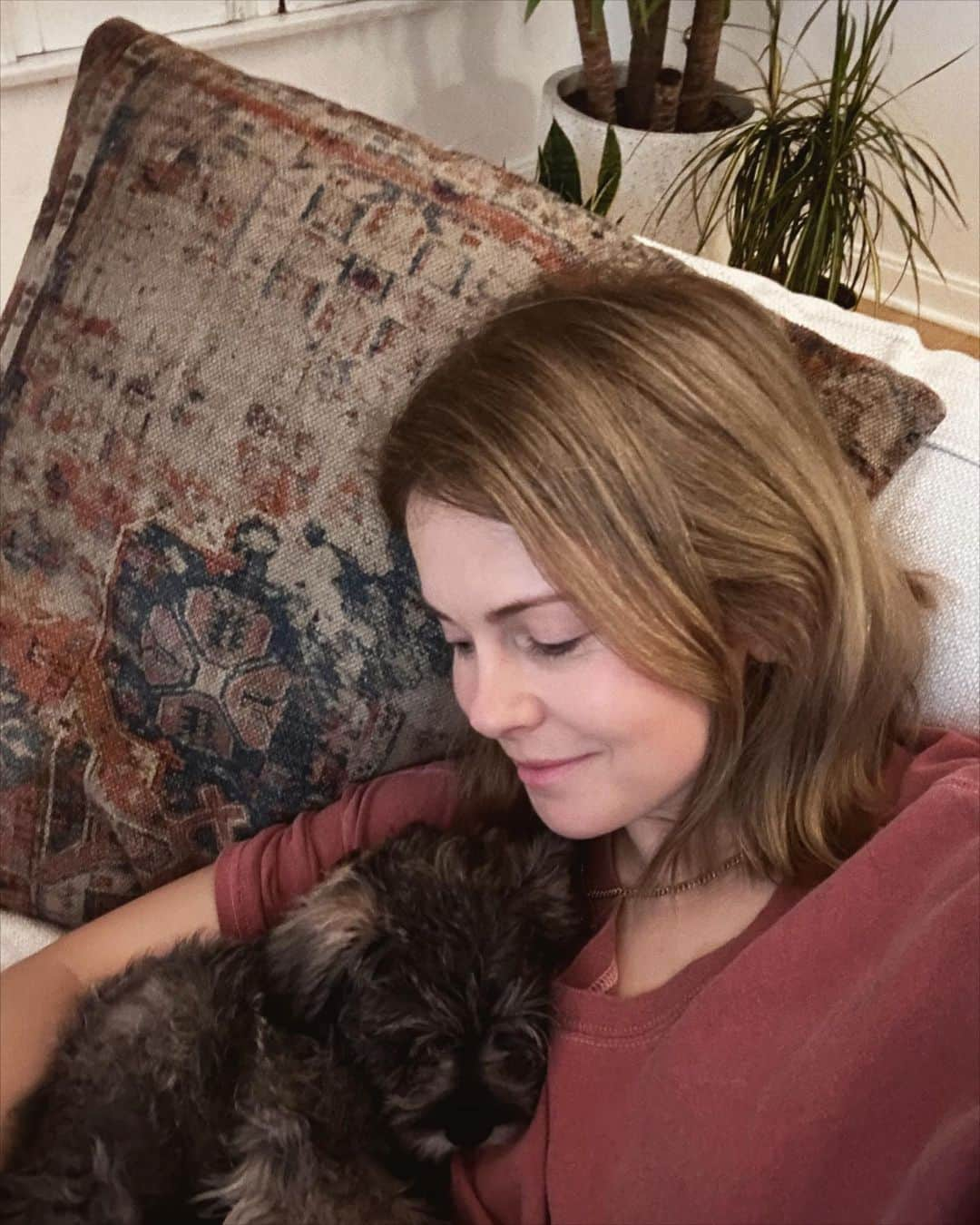 ローズ・マクアイヴァーさんのインスタグラム写真 - (ローズ・マクアイヴァーInstagram)「Huge thank you to @thelabellefoundation for introducing us to our new best mate and Madame Presidenté of our home, Zoey! ❤️🐶」5月13日 0時37分 - imrosemciver