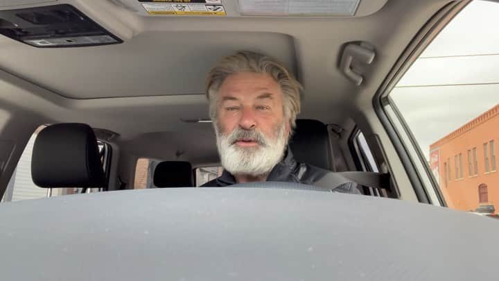 アレック・ボールドウィンのインスタグラム：「requiescat in pace Monsignor George Deas, my priest for many years…」