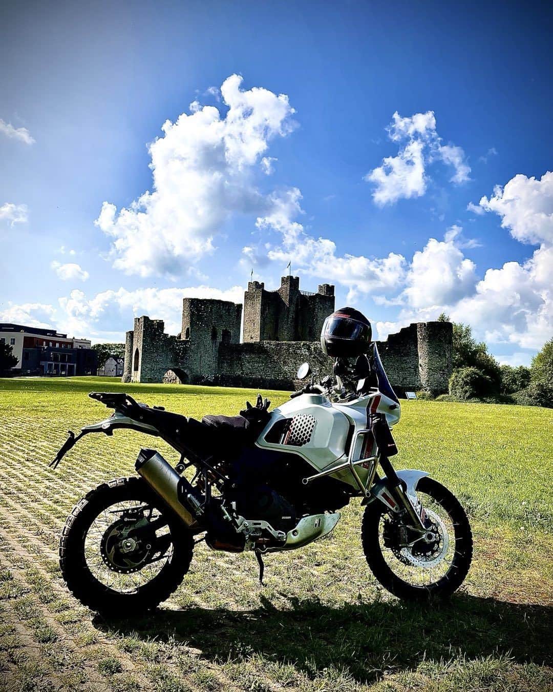 リアム・カニンガムさんのインスタグラム写真 - (リアム・カニンガムInstagram)「Glorious Trim Castle #DesertX #Ducati」5月13日 0時41分 - liamcunningham1