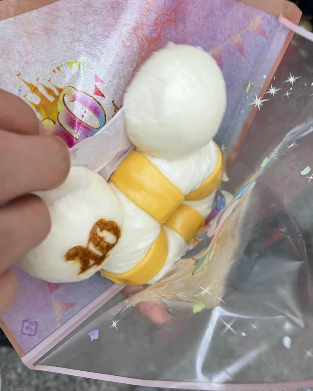 七瀬美月さんのインスタグラム写真 - (七瀬美月Instagram)「👩‍❤️‍👨2人でdisneyは2018年シー、2019年ランド、そして4年ぶりのランドでした🐭🏰🩵💕  4年ぶりって結構だよね😳  #ウィークナイトパスポート で行ったのに体力無さすぎて2人ともすぐ疲れた😂  キャラメルポップコーン→カリブの海賊→浮き輪マン🛟→クリームブリュレ風チュロス→リトルグリーンマン→ホーンテッドマンション→パスタ🍝→ミッキーのフィルハーマジック→お土産→帰宅🚗³₃💕  19時半くらいからほぼ10分待ちとか5分待ちで 最高だった💕お土産屋さんすっごい混んでたけど🥹 美女と野獣は最後まで1時間待ちだったから乗らなかった🙄外から見た感じ景色すごくて乗ってみたいな^.ˬ.^⛰ 気になってる🩷  久々ディズニー満喫しました🥰 今日も毒吐きまくりな夫でした😂 運転ありがとう·͜· ♡🌼  #disneyland #ランド #ホーンテッドマンション  #夫婦ディズニー#4年ぶり#夜ディズニー #浮き輪マン#チュロス オススメ #リトルグリーンマン#40周年 #ポップコーンバケット#ディズニーコーデ」5月13日 0時55分 - yskwask1114