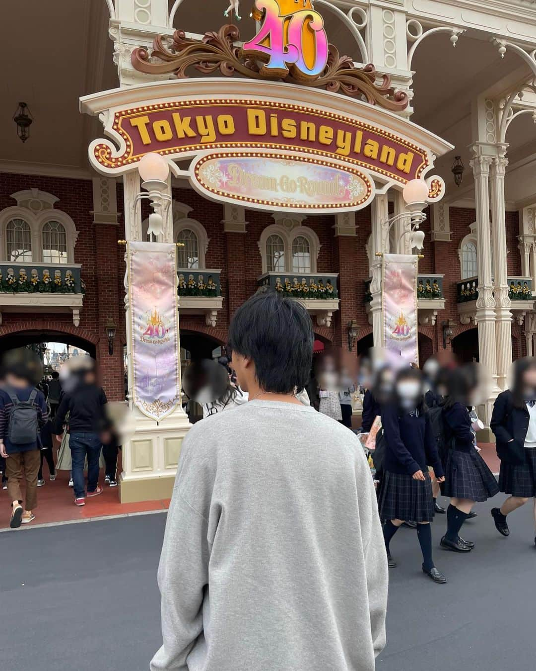 七瀬美月さんのインスタグラム写真 - (七瀬美月Instagram)「👩‍❤️‍👨2人でdisneyは2018年シー、2019年ランド、そして4年ぶりのランドでした🐭🏰🩵💕  4年ぶりって結構だよね😳  #ウィークナイトパスポート で行ったのに体力無さすぎて2人ともすぐ疲れた😂  キャラメルポップコーン→カリブの海賊→浮き輪マン🛟→クリームブリュレ風チュロス→リトルグリーンマン→ホーンテッドマンション→パスタ🍝→ミッキーのフィルハーマジック→お土産→帰宅🚗³₃💕  19時半くらいからほぼ10分待ちとか5分待ちで 最高だった💕お土産屋さんすっごい混んでたけど🥹 美女と野獣は最後まで1時間待ちだったから乗らなかった🙄外から見た感じ景色すごくて乗ってみたいな^.ˬ.^⛰ 気になってる🩷  久々ディズニー満喫しました🥰 今日も毒吐きまくりな夫でした😂 運転ありがとう·͜· ♡🌼  #disneyland #ランド #ホーンテッドマンション  #夫婦ディズニー#4年ぶり#夜ディズニー #浮き輪マン#チュロス オススメ #リトルグリーンマン#40周年 #ポップコーンバケット#ディズニーコーデ」5月13日 0時55分 - yskwask1114