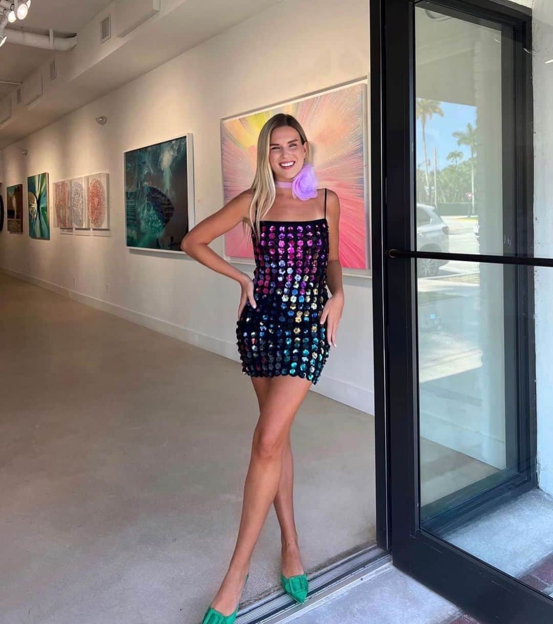 シンシア ローリーのインスタグラム：「We are so excited to partner with @devonmccready for a spring shopping event at the @samuelowen Gallery in Palm Beach! 💜🌴」
