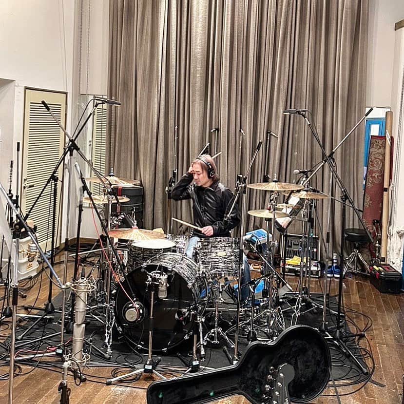 のインスタグラム：「とあるRec 5日目。  これでスタジオ作業は一旦終了！ お疲れさんでした。  よし！スパゴーの準備に入ろう！  しかし腰痛し。 明後日メンテの予約をしてるのだが。 良くなればいいなあ。  #ワイハでも行きたいなぁ  行ったことないけど(^^;;」
