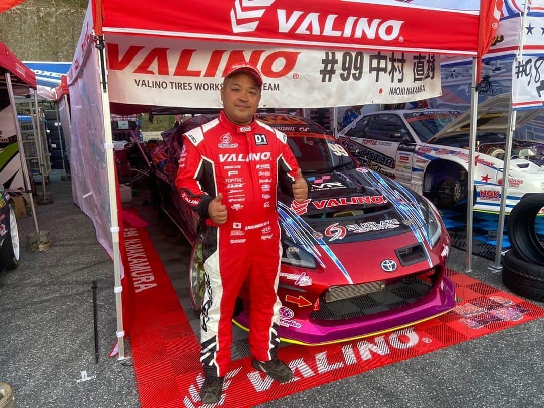 中村直樹のインスタグラム：「いよいよ明日・明後日に、D1GP RD.1/2奥伊吹ラウンドが開催されます❗️ 2023新車のGR86の初戦になります。 レーシングスーツも新しくしてもらいました。  昨日・今日と練習・チェック走行で多少の不具合もありましたが、チームのメカニックがサクッと直してくれました。  一昨年・昨年と２連勝ずつして４連勝中🏆の相性の良い奥伊吹ラウンドで、今年も優勝目指します😁👍  2日ともYouTubeでLIVE配信もありますので、現地に来れない人もYouTubeで応援お願いします。  13日(土)ラウンド1 https://www.youtube.com/live/AHSEvtuCfFE?feature=share  14日(日)ラウンド2 https://www.youtube.com/live/GshaTb1tYeI?feature=share  皆さん応援お願いします♪  N-style中村直樹  チーム名：TEAM VALINO × N-style 車両名：SilkBlaze Sports N-style GR86  #valino #silkblaze #speedverseracing #digicam #wisefab #toptul #ひだまり歯科 #美来美車 #link #jpturbo #gpsports #goodgun #zenkairacing #delta #dg５ #taka #autoservicemori #fujiwaraauto #rems #skymotors #宮富 #stackedracing #shirtstuckedin #kawaiworks #nstyle （順不同）」