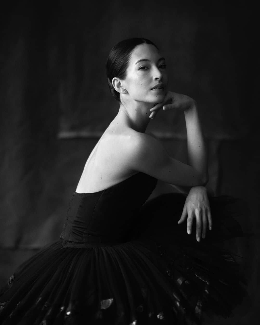 オニール八菜のインスタグラム：「Et voilà, mon nouveau portrait d’étoile. Merci beaucoup @jamesbort 🖤   #newheadshots #cygnenoire #blackswan #anewbeginning   @balletoperadeparis」