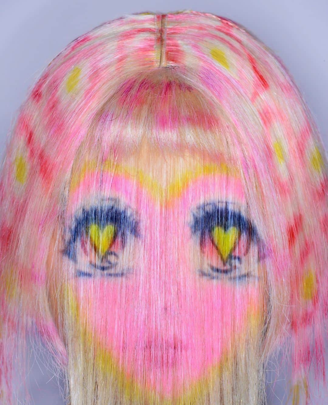 VICEさんのインスタグラム写真 - (VICEInstagram)「Hair should be anything but boring. Coming from the future: @tomikono_wig, who has created off-the-wall designs for Bjork, Vogue and COMME des Garcons, all of which sit several light years away from your average buzzcut, or cleanly snipped bangs. "It's the total art of hair," says Tokyo-based hair stylist turned wig designer Tomi. ⁠ ⁠ Designing these trippy, almost cartoon-like cuts usually takes two months—it takes time to find the right character for a wig, she says. It's all been happening since 2016. “You just need to keep doing what you really like to do,” says Tomi. “But at the same time, you have to keep changing how you present your work with the times.”」5月13日 1時05分 - vice