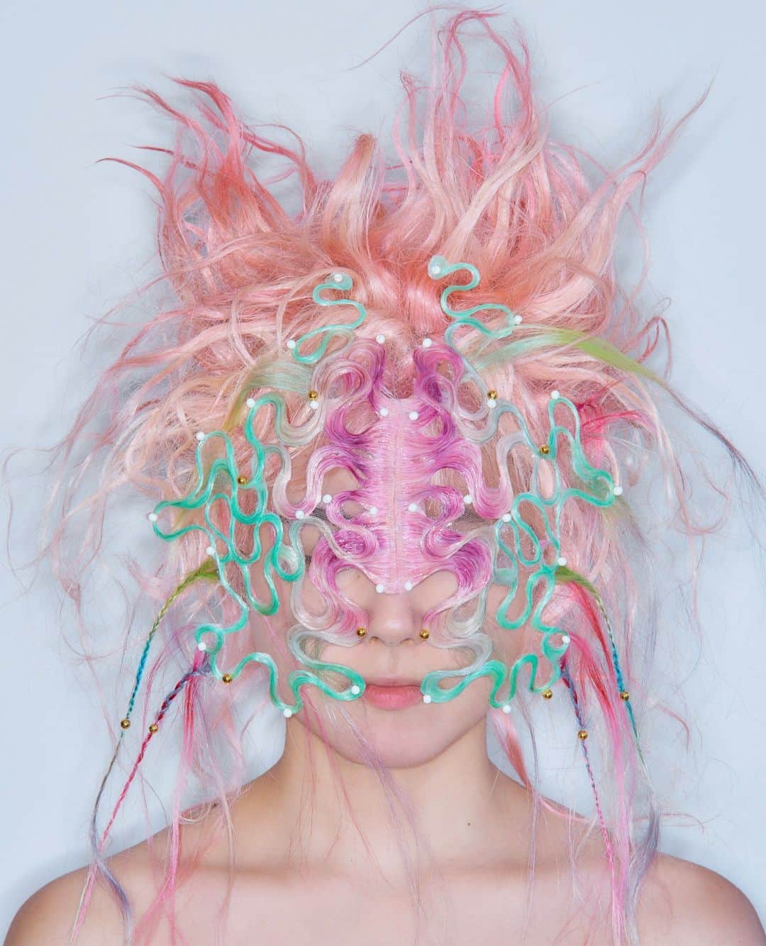 VICEさんのインスタグラム写真 - (VICEInstagram)「Hair should be anything but boring. Coming from the future: @tomikono_wig, who has created off-the-wall designs for Bjork, Vogue and COMME des Garcons, all of which sit several light years away from your average buzzcut, or cleanly snipped bangs. "It's the total art of hair," says Tokyo-based hair stylist turned wig designer Tomi. ⁠ ⁠ Designing these trippy, almost cartoon-like cuts usually takes two months—it takes time to find the right character for a wig, she says. It's all been happening since 2016. “You just need to keep doing what you really like to do,” says Tomi. “But at the same time, you have to keep changing how you present your work with the times.”」5月13日 1時05分 - vice