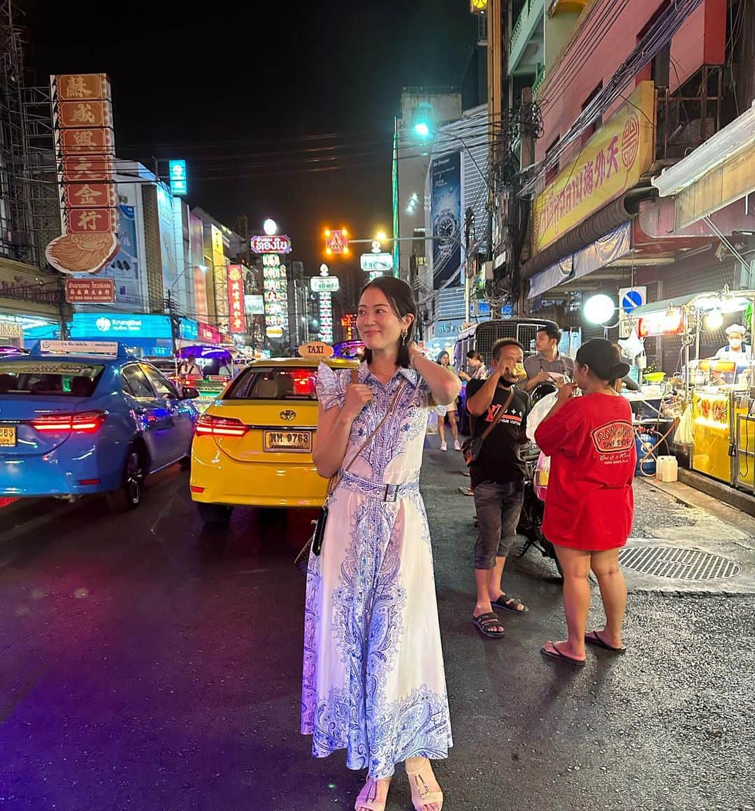 のインスタグラム：「. .  . . ルーフトップバー帰りに中華街通ったら格好が浮きに浮いてたけど… ⁡ 映画見てる感じの世界観だった。 ⁡ マフィア映画。笑 ⁡ ⁡ ⁡ 『微笑みの国タイ』は本当に皆笑ってて、店員さんも全員優しいし、人柄という面では台湾と同じ位温かい！！ でも街の綺麗な所とこういうごっちゃごちゃの汚めの所の差が凄まじいし、朝昼夜関係なく、日本じゃ考えられない位一般道が大混雑。 各国色んな長所と短所があって、それぞれより良い国になる様に問題を少しずつ解決しながら進んでいくんだなぁと感じた。 ⁡ ⁡ 流石、ヨーロッパ圏からの渡航人気No.1のタイ。 独特過ぎてどこ見ても面白い！  #タイ #バンコク  #中華街門 #初トゥクトゥク #かなりぼったくられるw」