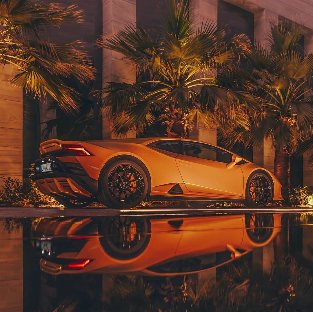 ランボルギーニのインスタグラム：「Every day amplified, from every perspective. This happens every time you drive Huracán EVO. The result of fine-tuning and refining existing features, combined with enhanced design solutions that increase performance. You'll be left wanting more.  #Lamborghini #HuracanEVO #EverydayAmplified __ Huracán Evo: fuel consumption combined 13.7 l/100km; CO2-emissions combined 332 g/km (WLTP EU27)」