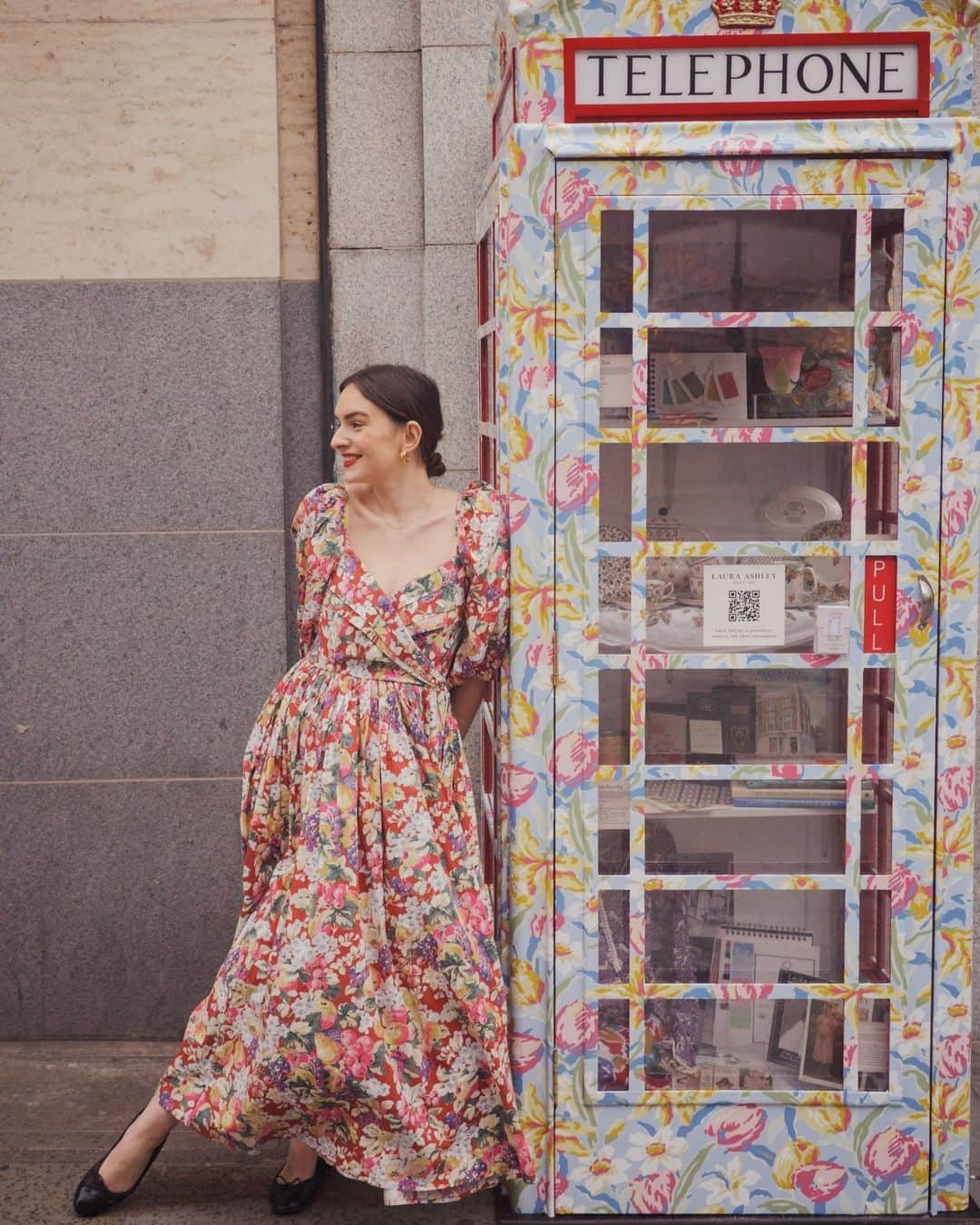 ローラアシュレイのインスタグラム：「Don't forget to visit our miniature exhibition telephone box in Covent Garden. ☎️⁣ ⁣ As part of our Spread the Print campaign, fans of our brand have the opportunity to immerse themselves in all things Laura Ashley for a weekend, as part of a miniature exhibition showcasing prints, sketches, crockery and fabrics across 70 years, all held in a phone box wrapped in a print we all know and love - the Tulips.⁣ ⁣ 📍 Upper St Martin's Lane⁣ ⁣ @livpurvis is wearing her brand new Fells dress from our fourth collection with @batshevadress while visiting. ⁣ ⁣ #spreadtheprint」
