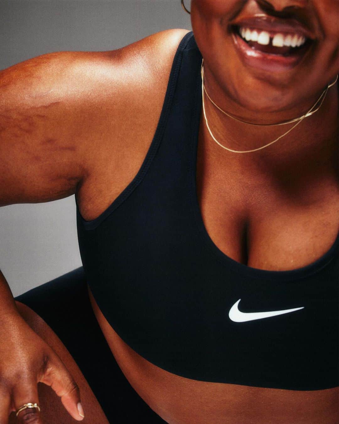 Nike Womenさんのインスタグラム写真 - (Nike WomenInstagram)「We could tell you how great the Nike Swoosh is or we could just let Ifeoma, model and on-set comedian, take it from here 🎤 🎤  “This bra is GORGINA. Immediately when I put it on I knew that if the apocalypse happened right now, I’d be ready. If I had to book it for my life? I’m ready. It’s comfortable, durable, and strong. This bra ain’t going nowhere. She’s staying put.”  Tap to shop the Swoosh bra.   - - -  Ifeoma is a 44DD and wearing the Nike Swoosh in high support in a size 2X (C-E)」5月13日 1時00分 - nikewomen