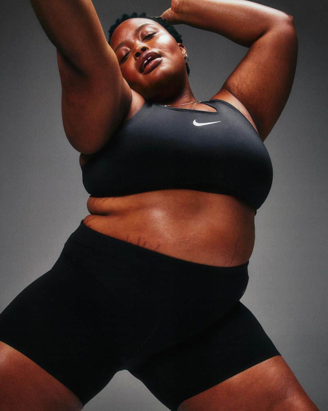 Nike Womenさんのインスタグラム写真 - (Nike WomenInstagram)「We could tell you how great the Nike Swoosh is or we could just let Ifeoma, model and on-set comedian, take it from here 🎤 🎤  “This bra is GORGINA. Immediately when I put it on I knew that if the apocalypse happened right now, I’d be ready. If I had to book it for my life? I’m ready. It’s comfortable, durable, and strong. This bra ain’t going nowhere. She’s staying put.”  Tap to shop the Swoosh bra.   - - -  Ifeoma is a 44DD and wearing the Nike Swoosh in high support in a size 2X (C-E)」5月13日 1時00分 - nikewomen