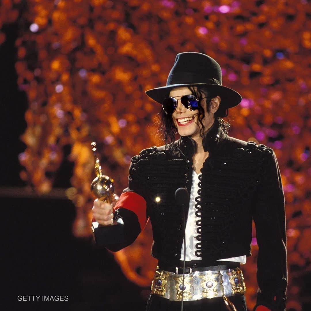 マイケル・ジャクソンのインスタグラム：「On this date in 1993, Michael Jackson received a World Music Award from Princess Stephanie of Monaco for “World’s Best-Selling Pop Artist” on the heels of his 1992 album 'Dangerous.'」